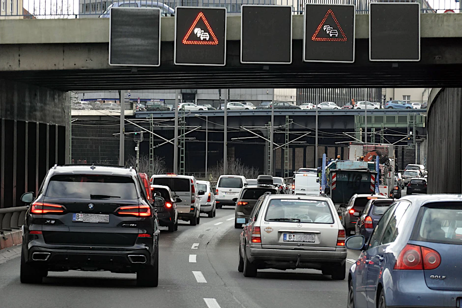 Stau auf der Autobahn A100. Der Stadtring ist eine der am stärksten belasteten Straßen im Land.