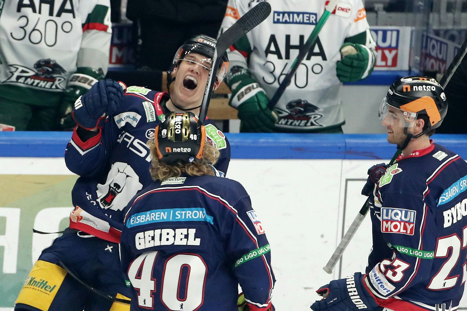 Eisbär Bennet Roßmy freut sich über sein 1:0 gegen Augsburg, Korbinian Geibel und Blaine Byron freuen sich mit.