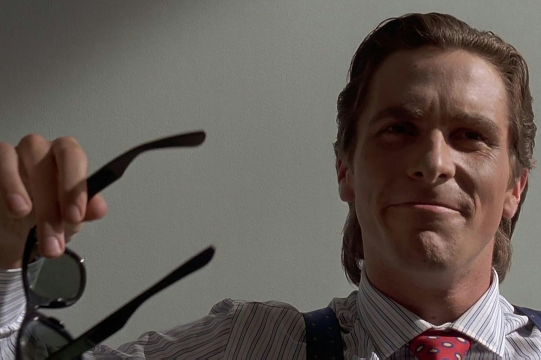 Christian Bale wedelt in „American Psycho“ mit einer Wayfarer von Ray Ban. In seiner Rolle als Patrick Bateman verkörpert er den perfekt gestylten Snob.&nbsp; Wie alle Antihelden in unserer Liste trägt er eine coole Sonnenbrille, die man heute noch kaufen kann.