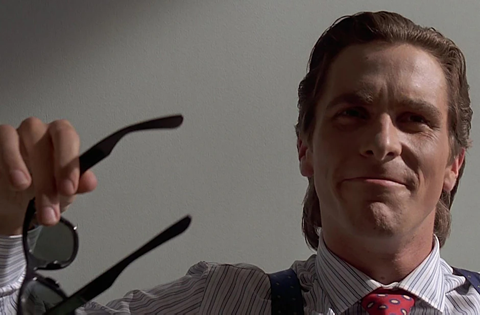 Christian Bale wedelt in „American Psycho“ mit einer Wayfarer von Ray Ban. In seiner Rolle als Patrick Bateman verkörpert er den perfekt gestylten Snob.&nbsp; Wie alle Antihelden in unserer Liste trägt er eine coole Sonnenbrille, die man heute noch kaufen kann.