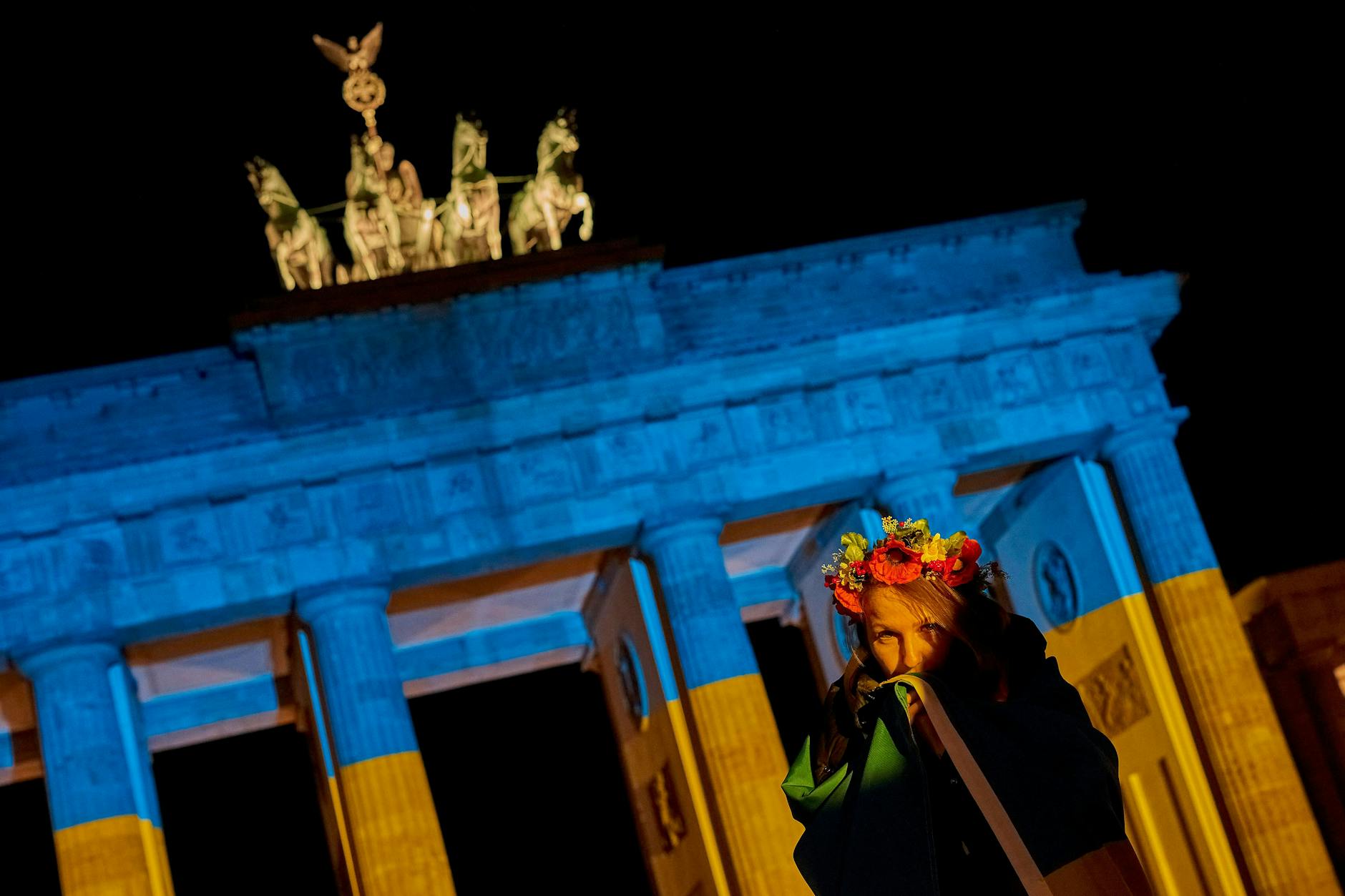 Brandenburger Tor leuchtet in ukrainischen Nationalfarben: Europa, Deutschland, Berlin, 23.02.2022.
