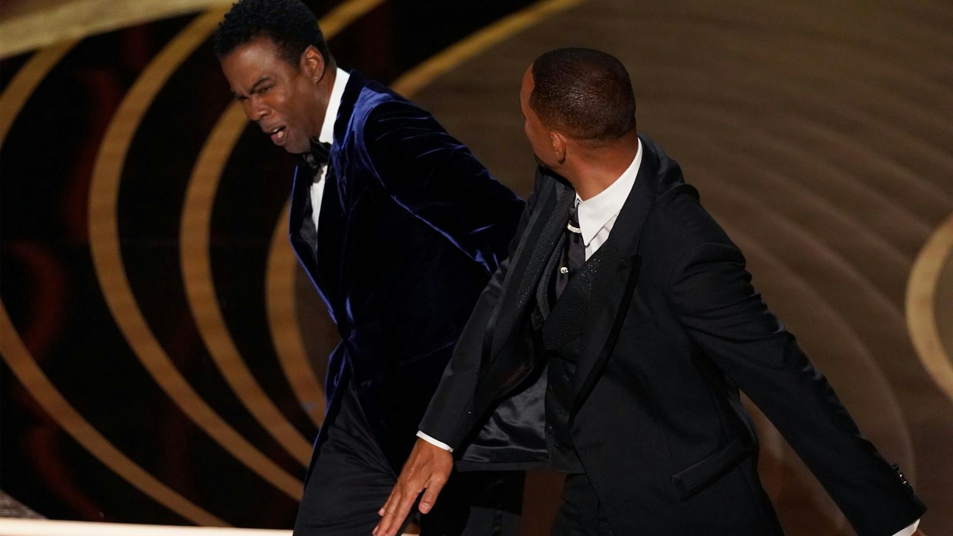 Will Smith (r.) ohrfeigt Moderator Chris Rock bei der 94. Verleihung der Academy Awards in Hollywood.