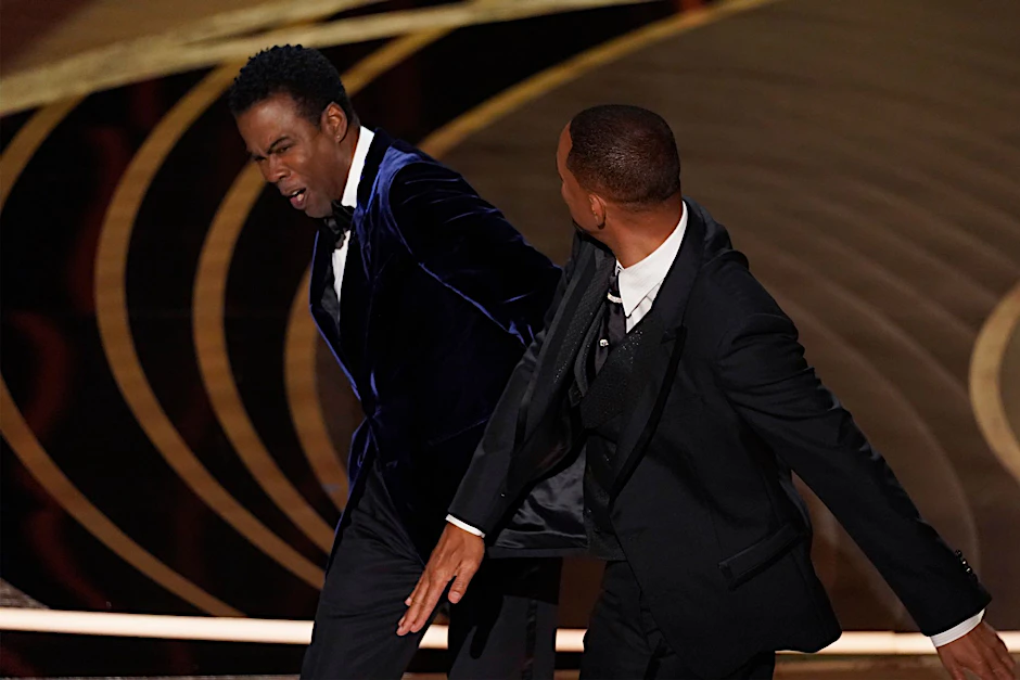 Will Smith (r.) ohrfeigt Moderator Chris Rock bei der 94. Verleihung der Academy Awards in Hollywood.