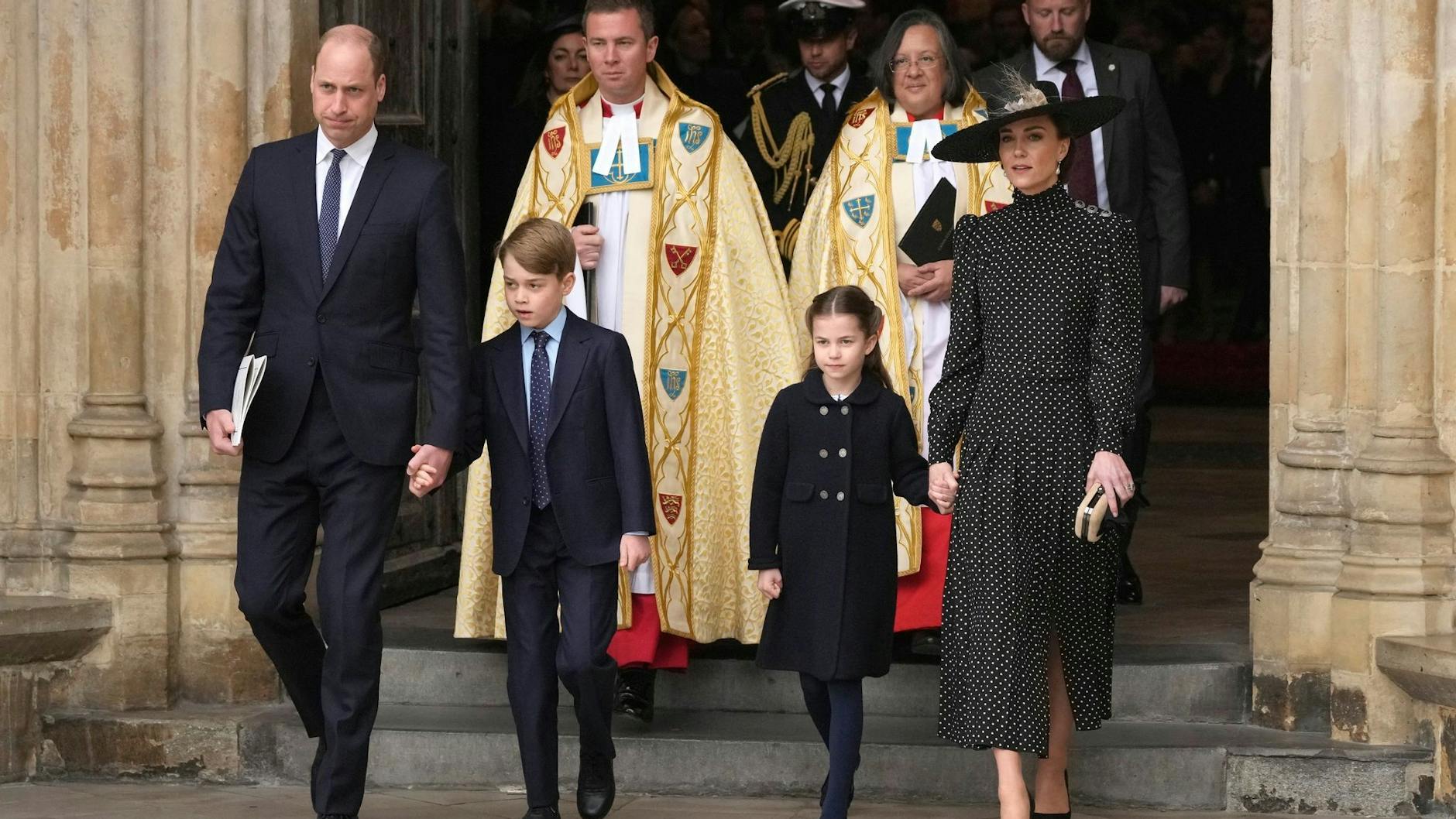 Nach dem Ende des Gedenkgottesdienstes verlassen Prinz William und Herzogin Kate mit ihren Kindern George und Charlotte die Westminster Abbey.
