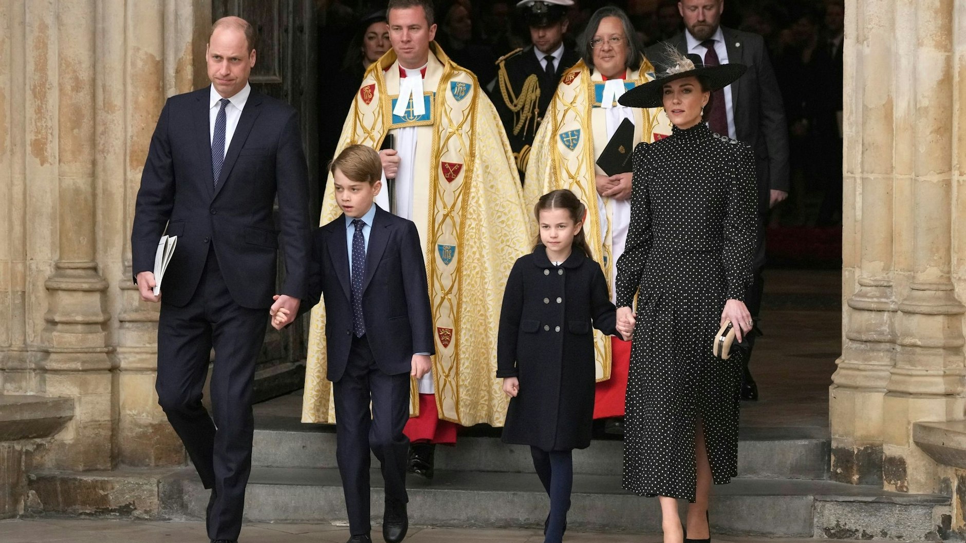 Nach dem Ende des Gedenkgottesdienstes verlassen Prinz&nbsp;William und Herzogin Kate mit ihren Kindern George und Charlotte die Westminster Abbey.