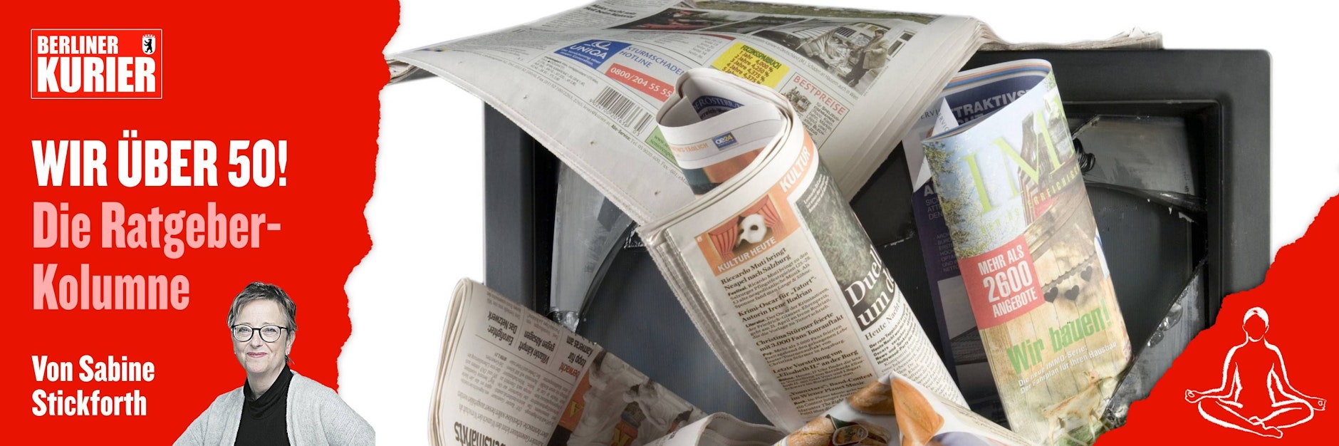 Ein kaputter Fernseher, in dem Zeitungen stecken. (Symbolfoto)