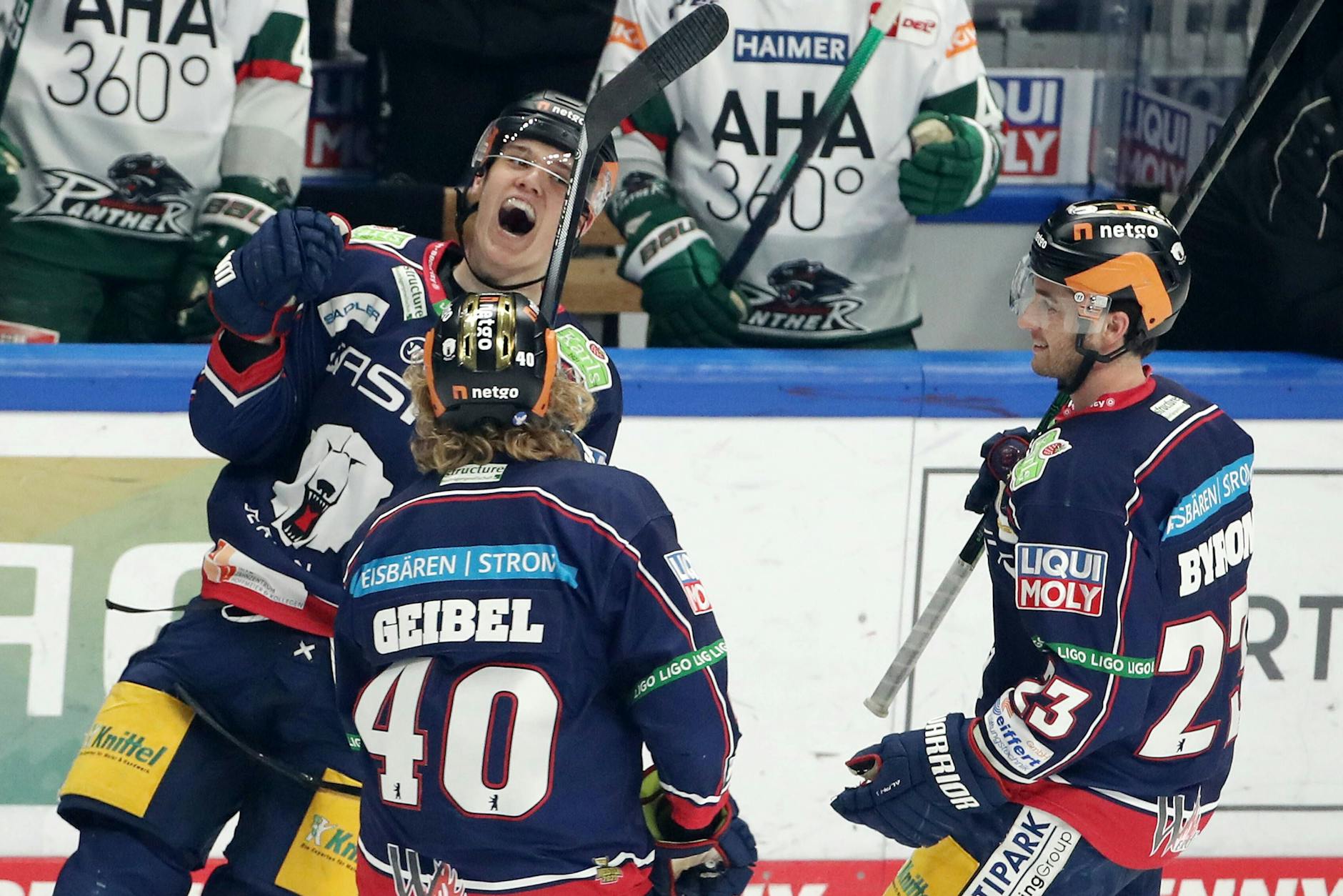 Bennet Roßmy feiert sein 1:0 gegen Augsburg, Korbinian Geibel und Blaine Byron sind die ersten Gratulanten.