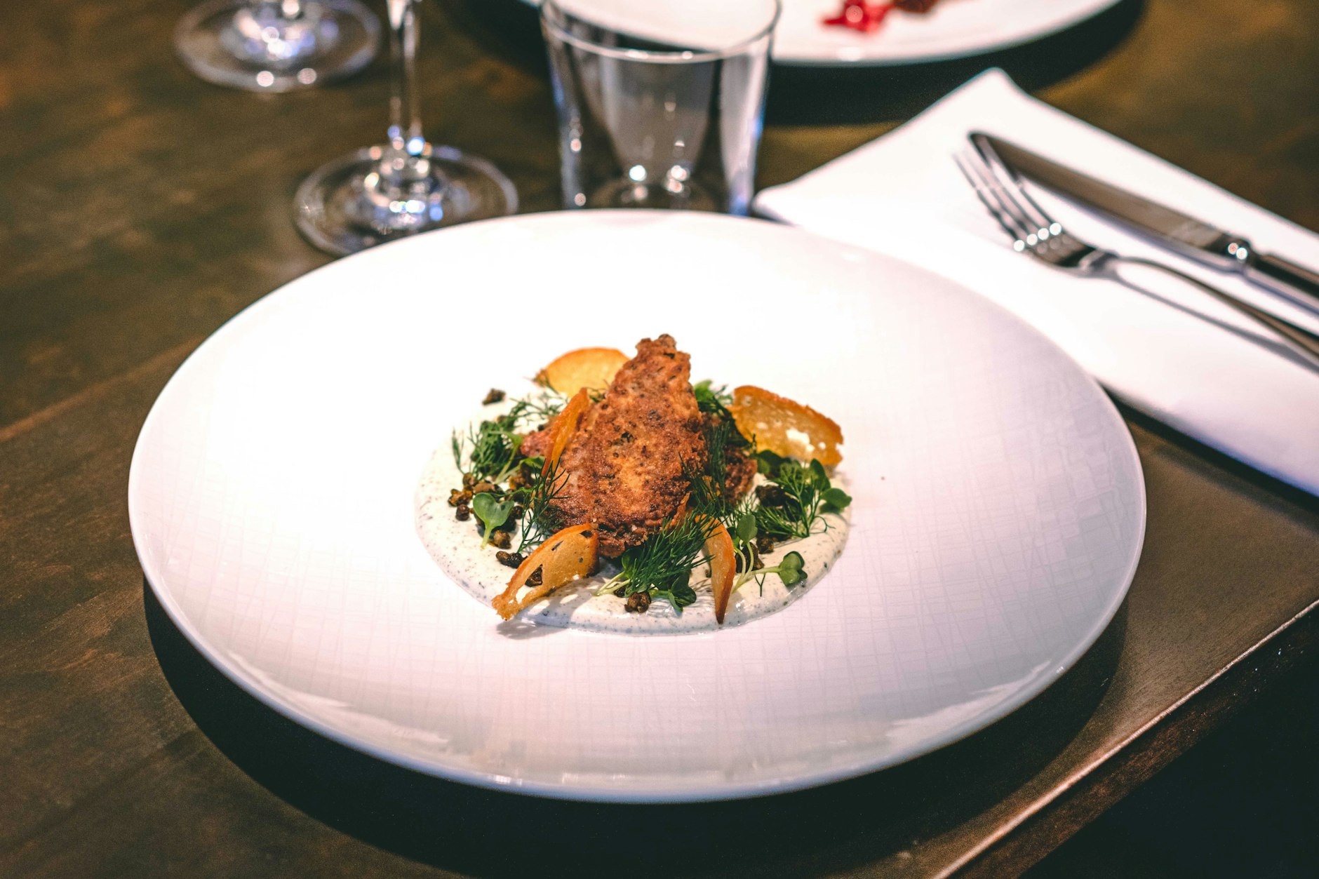 Kein mageres Kalb, sondern ein intensives Schulterscherzerl: Tafelspitz in Dijonsenf-Kruste, knusprig gebraten mit
Estragonschmand, Kapern und Dillsalat.