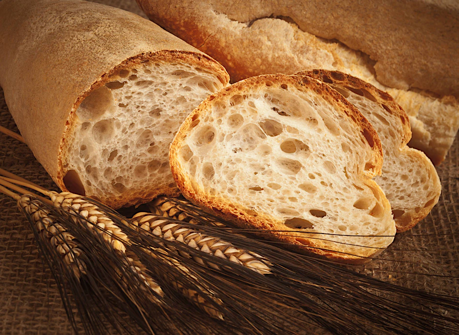 Wer mag, kann aus dem Teig auch längliche Baguettes formen. Mit dem Rezept gelingt das knusprige Brot in jeder Form.