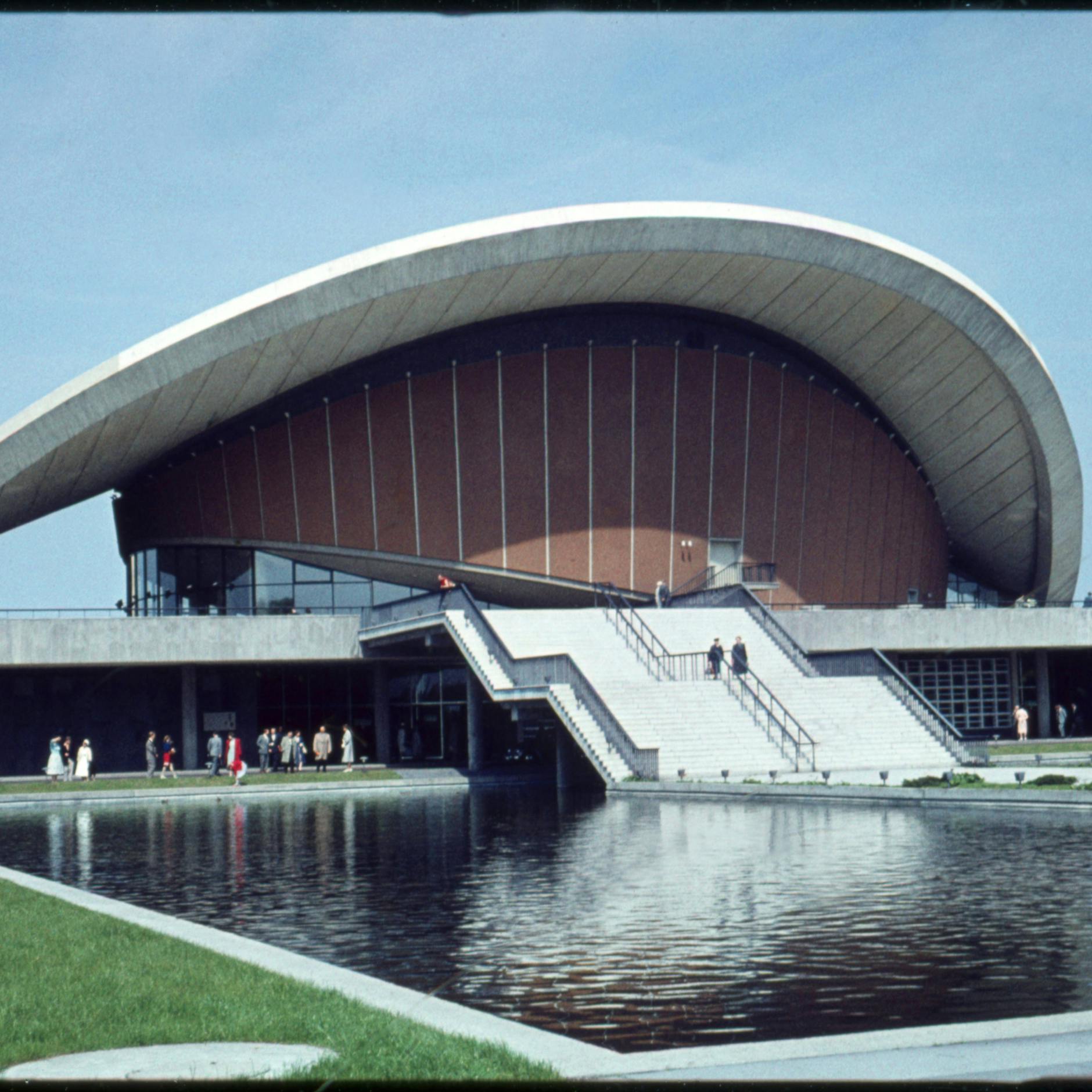 Kann man nicht essen und ist schon mal eingestürzt: die Schwangere Auster am Spreeufer.