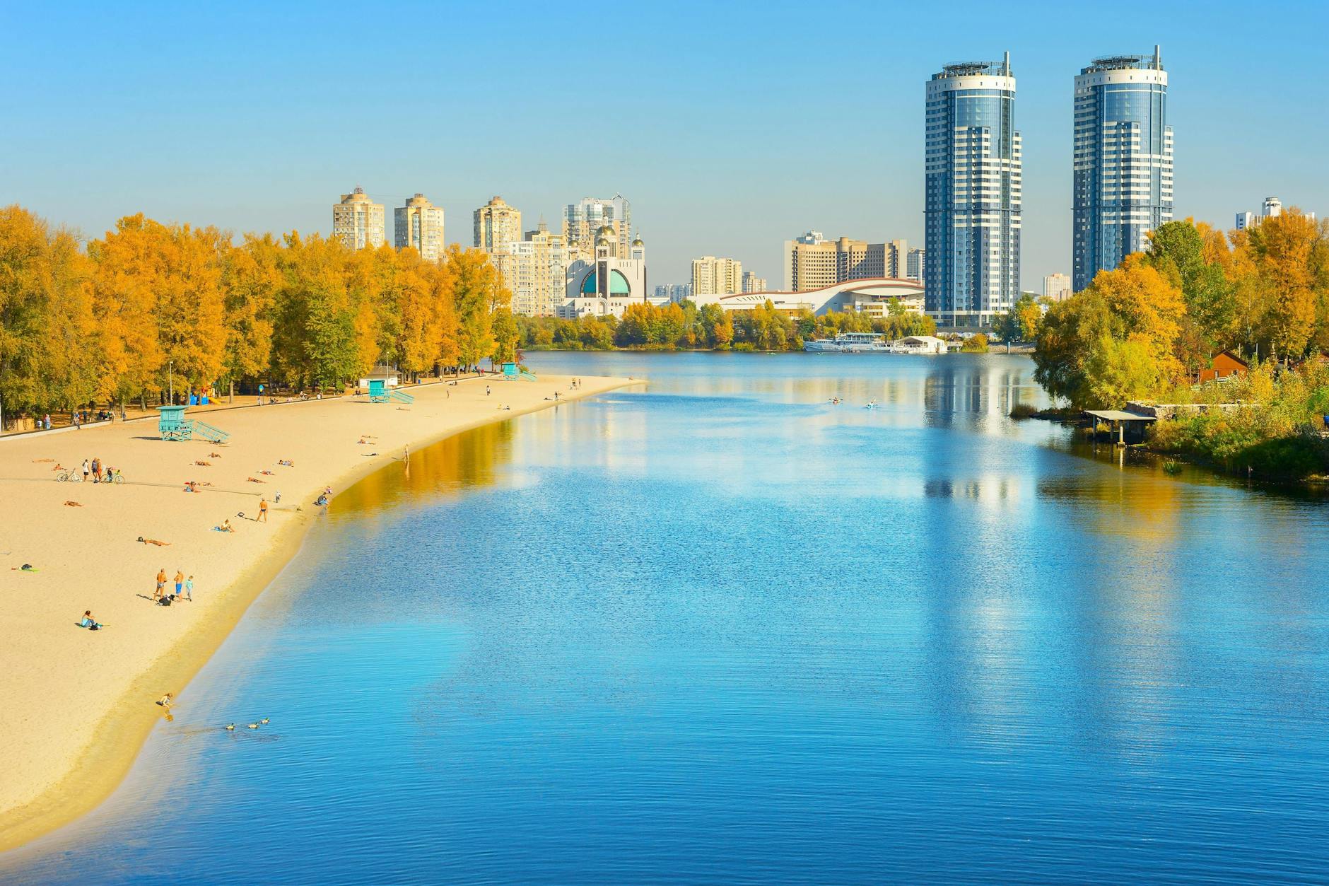 Kiew im Sommer 2019: Naherholung an breiten Sandstränden auf der Dneprinsel Hidropark – einem großen, 1968 eröffneten Freizeitpark.
