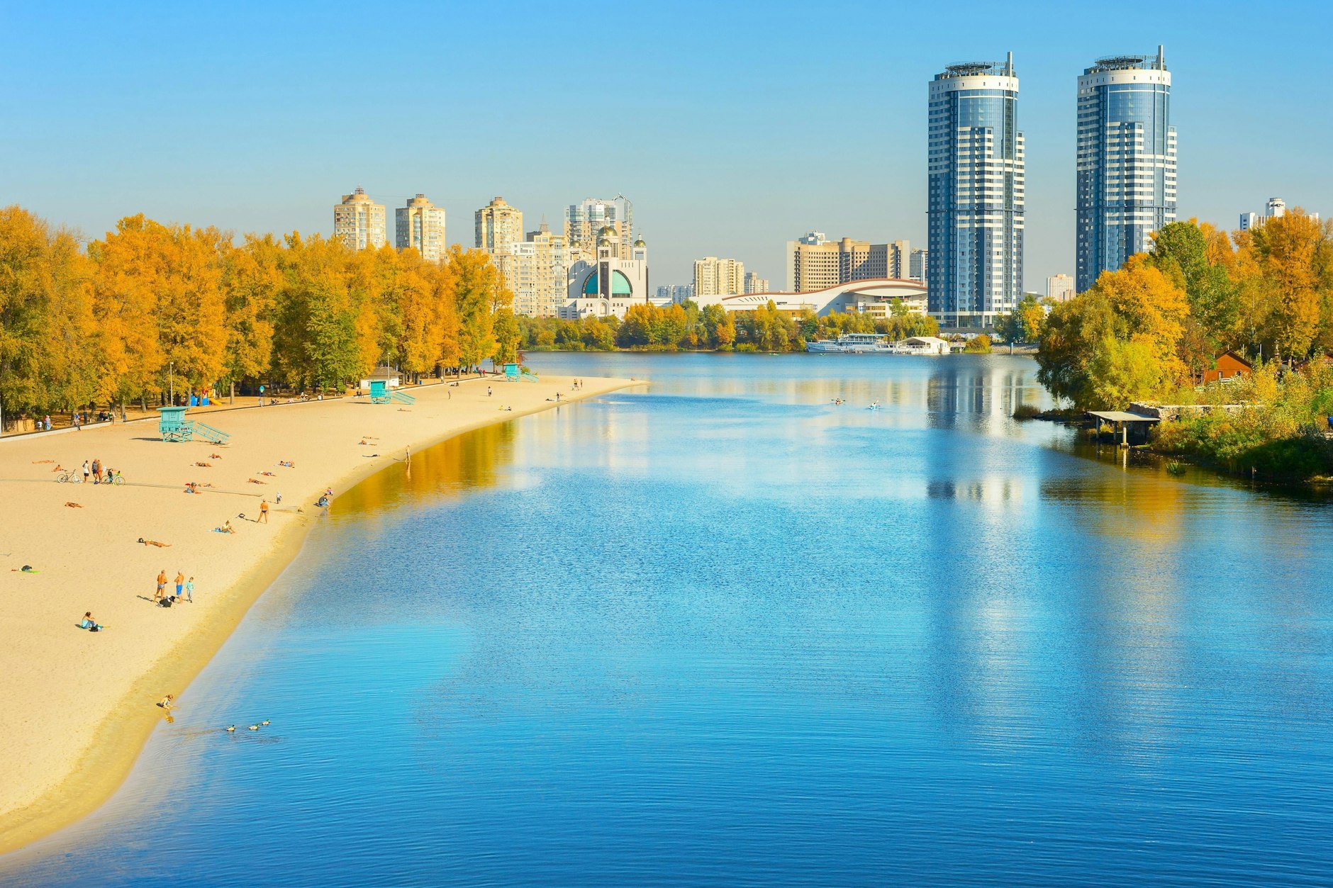 Kiew im Sommer 2019: Naherholung an breiten Sandstränden auf der Dneprinsel Hidropark – einem großen, 1968 eröffneten Freizeitpark.