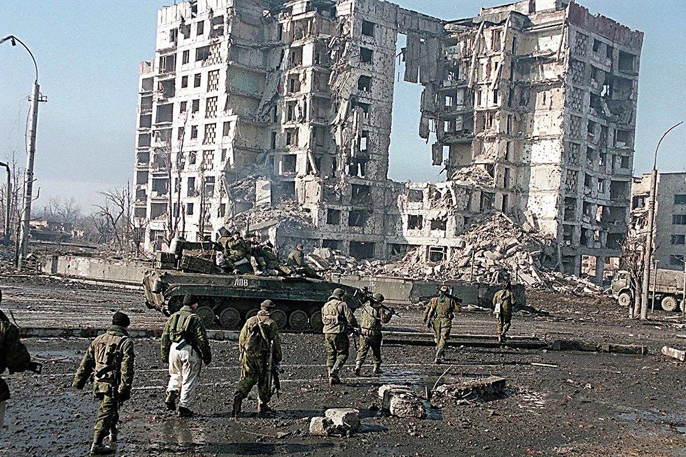 Das von der ukrainischen Militärverteidigung zur Verfügung gestellte Foto zeigt das zerstörte Hauptverwaltungsgebäude der Stadt Mykolajiw nach einem russischen Angriff.