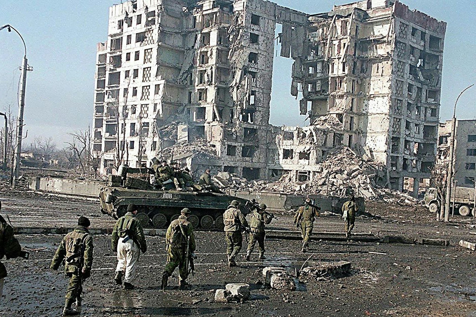Das von der ukrainischen Militärverteidigung zur Verfügung gestellte Foto zeigt das zerstörte Hauptverwaltungsgebäude der Stadt Mykolajiw nach einem russischen Angriff.