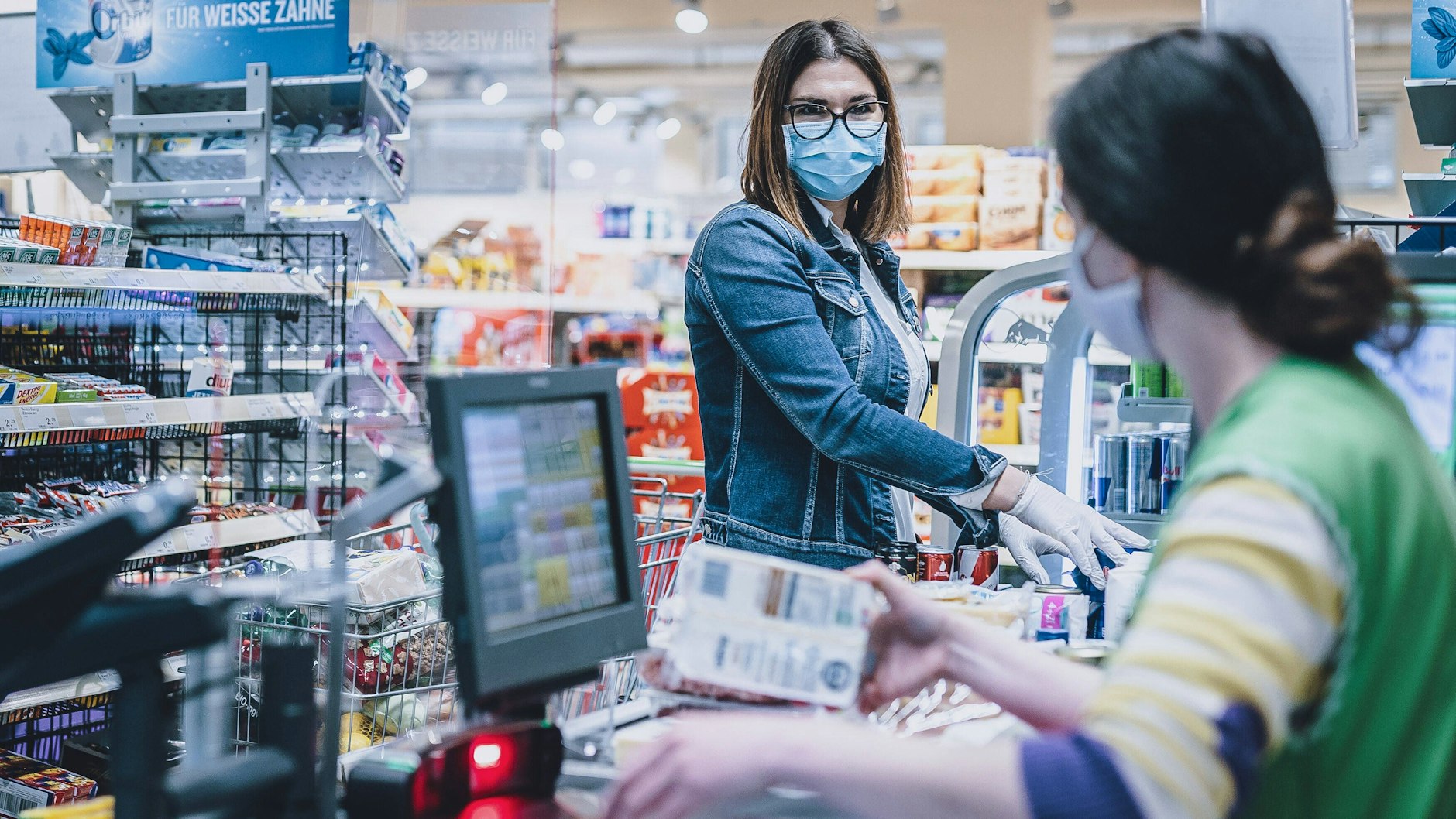 Deutsche Verbraucher und Unternehmen müssen sich nach Einschätzung des Ifo-Instituts auf weitere Preiserhöhungen einstellen.