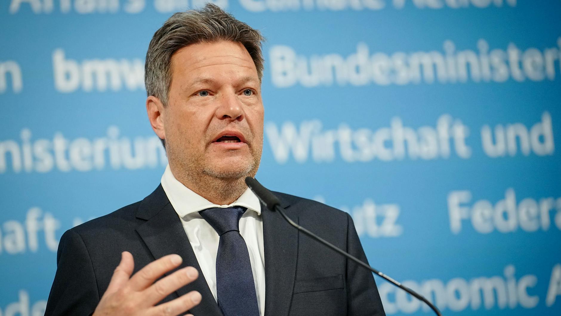 Robert Habeck, Bundesminister für Wirtschaft und Klimaschutz, gibt in seinem Ministerium eine Pressekonferenz zur Energiesicherheit in Deutschland. Die Bundesregierung bereitet sich vor dem Hintergrund des russischen Kriegs gegen die Ukraine auf eine erhebliche Verschlechterung der Gasversorgung vor.