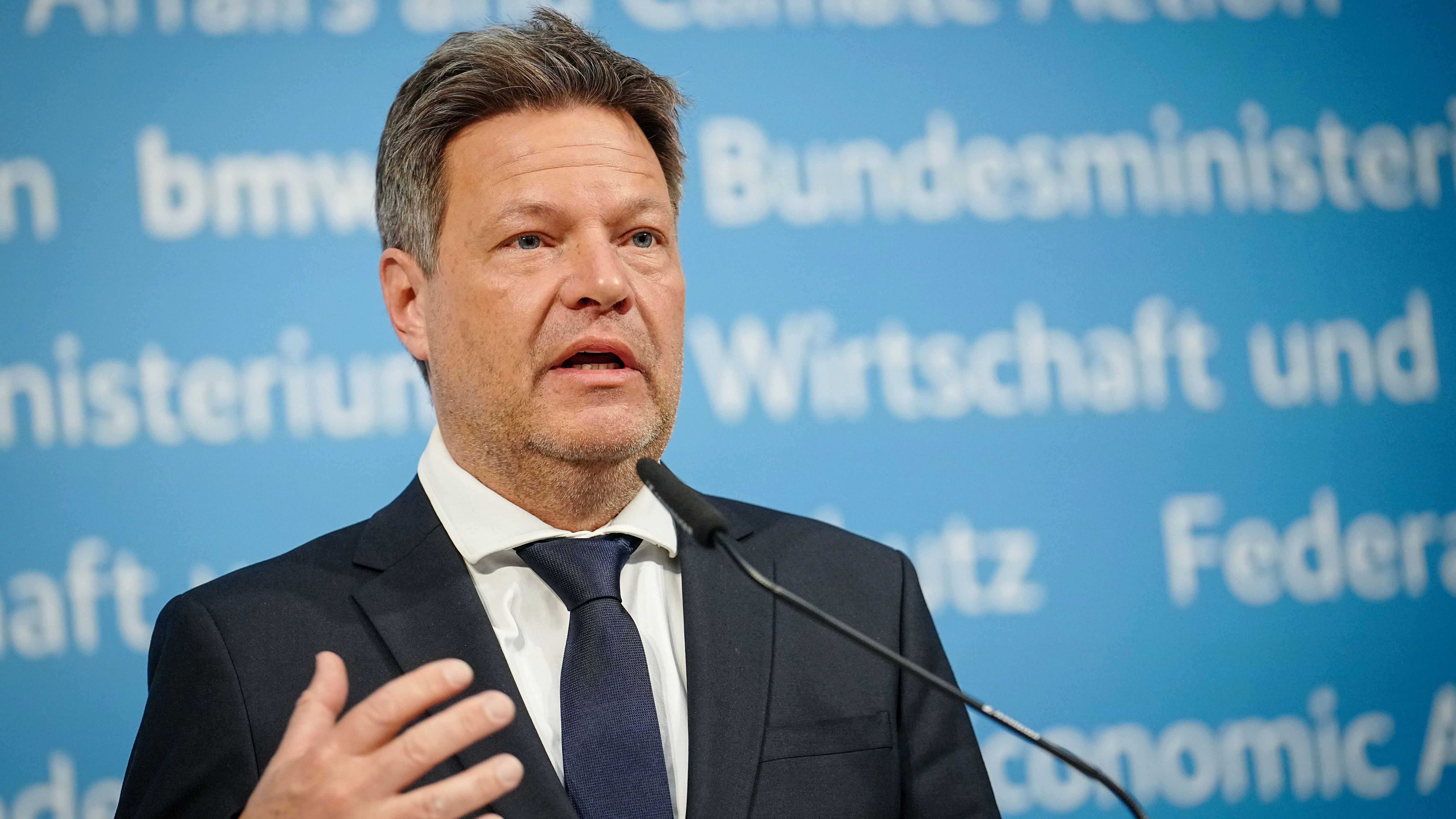 Robert Habeck, Bundesminister für Wirtschaft und Klimaschutz, gibt in seinem Ministerium eine Pressekonferenz zur Energiesicherheit in Deutschland. Die Bundesregierung bereitet sich vor dem Hintergrund des russischen Kriegs gegen die Ukraine auf eine erhebliche Verschlechterung der Gasversorgung vor.