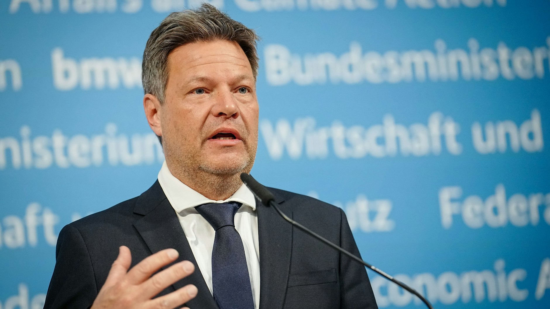 Robert Habeck, Bundesminister für Wirtschaft und Klimaschutz, gibt in seinem Ministerium eine Pressekonferenz zur Energiesicherheit in Deutschland. Die Bundesregierung bereitet sich vor dem Hintergrund des russischen Kriegs gegen die Ukraine auf eine erhebliche Verschlechterung der Gasversorgung vor.