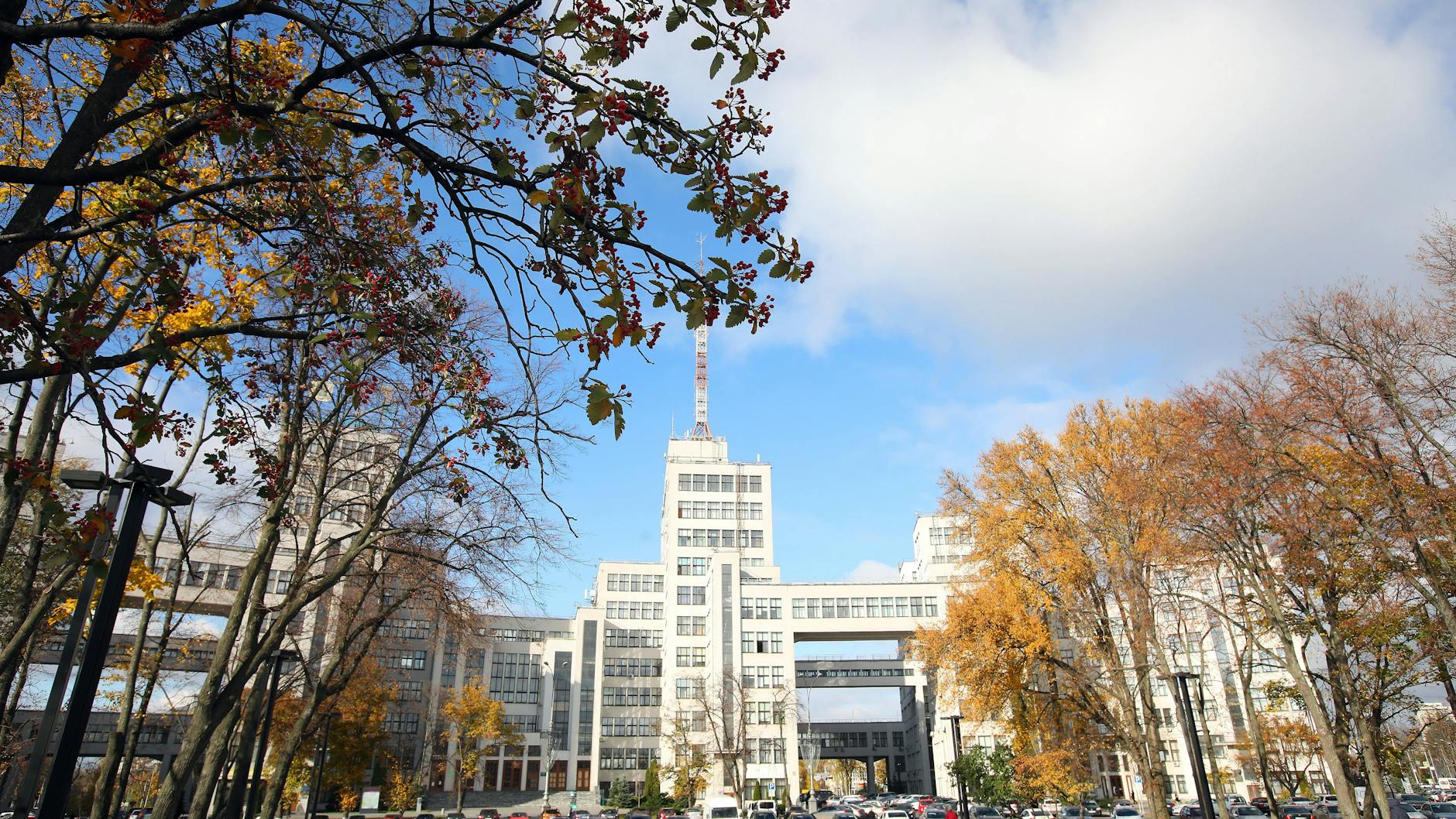 Architektonische Moderne in Charkiw: Blick auf den 2020 noch unversehrten, inzwischen schwer beschädigten Freiheitsplatz mit dem Derschprom-Komplex.