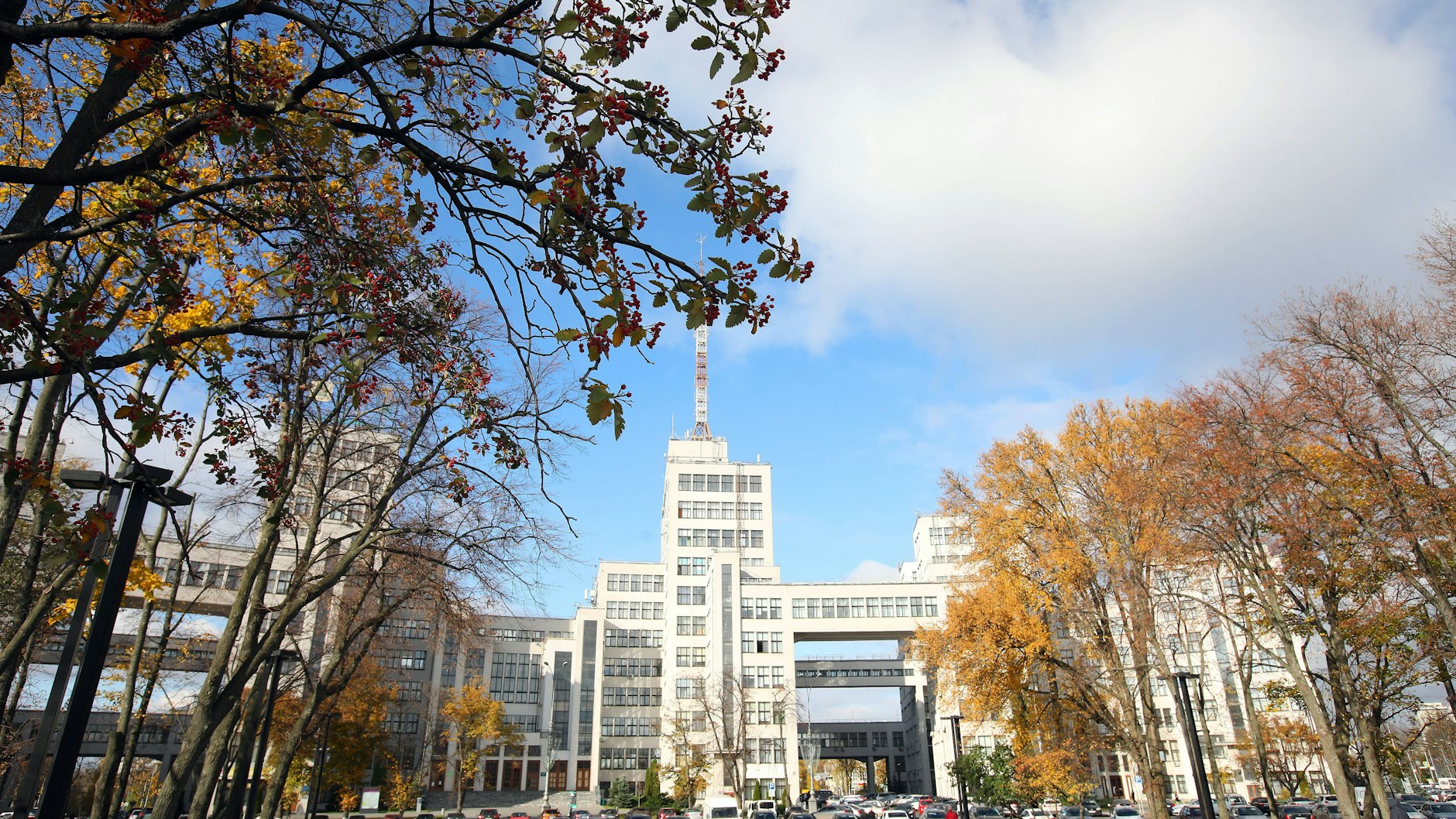 Architektonische Moderne in Charkiw: Blick auf den 2020 noch unversehrten, inzwischen schwer beschädigten Freiheitsplatz mit dem Derschprom-Komplex.