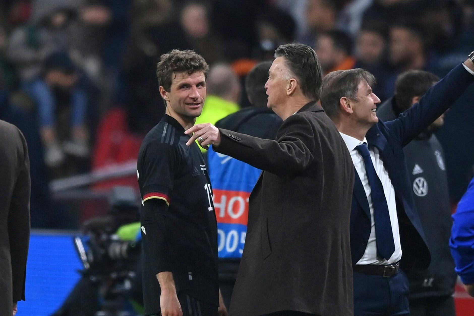 Thomas Müller unterhält sich mit Hollands Trainer Louis van Gaal, der am Montag noch einen positiven PCR-Test hatte.