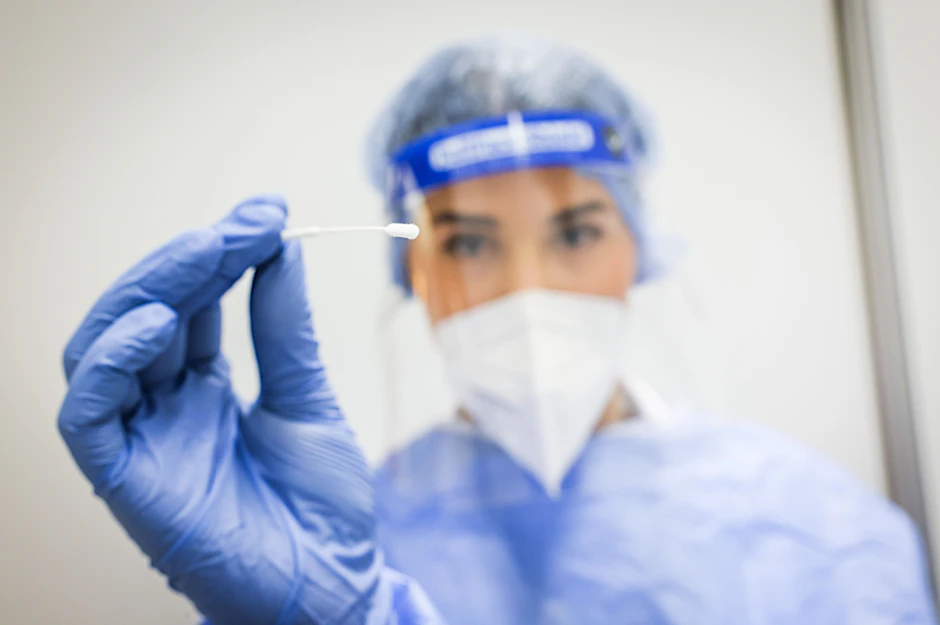 Eine medizinische Fachkraft nimmt einen Abstrich für einen PCR-Test.&nbsp;