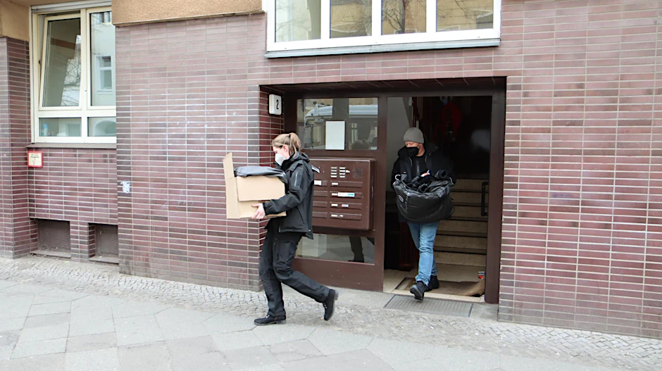 Die Einsatzkräfte durchsuchen mehrere Objekte in Berlin.