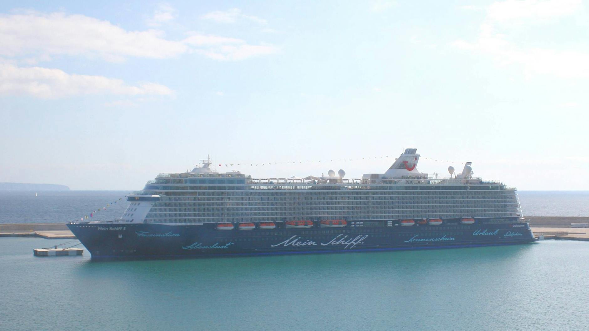 Der Kreuzfahrtriese „Mein Schiff 5“ von Tui Cruises bietet Platz für 2534 Passagiere.