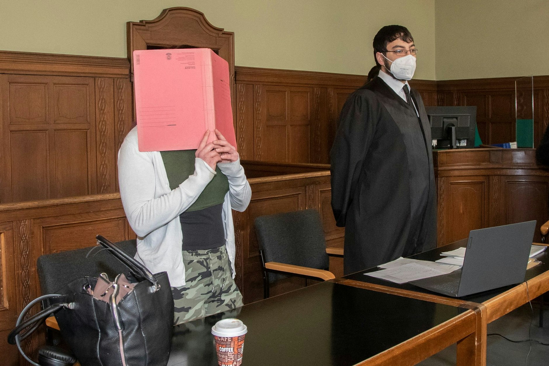 Die Angeklagte Madelaine H. (24) mit ihrem Verteidiger
vor Gericht