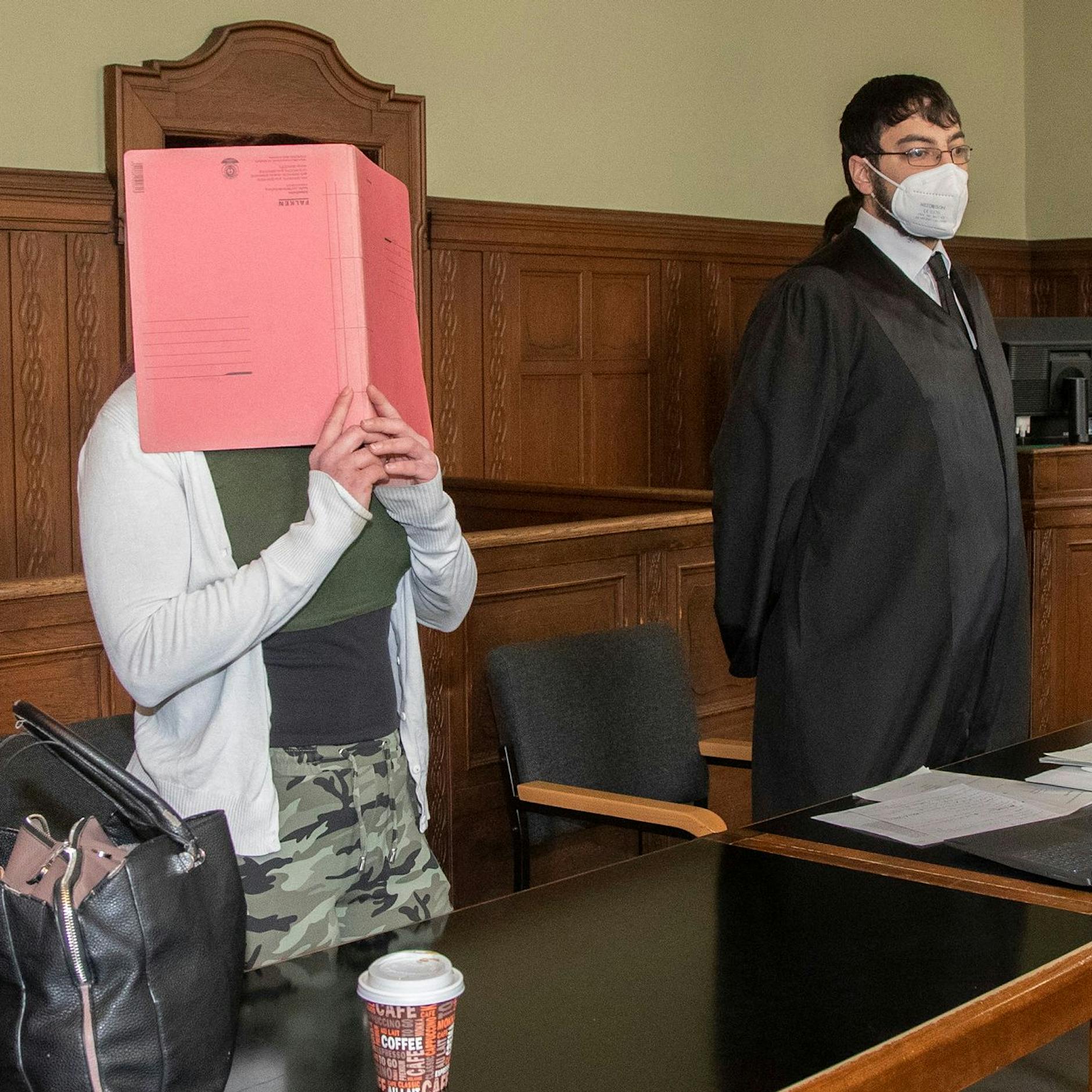 Ließ diese Berliner Drogen-Mutter ihre kleine Tochter einen grausamen Pillen-Tod sterben?