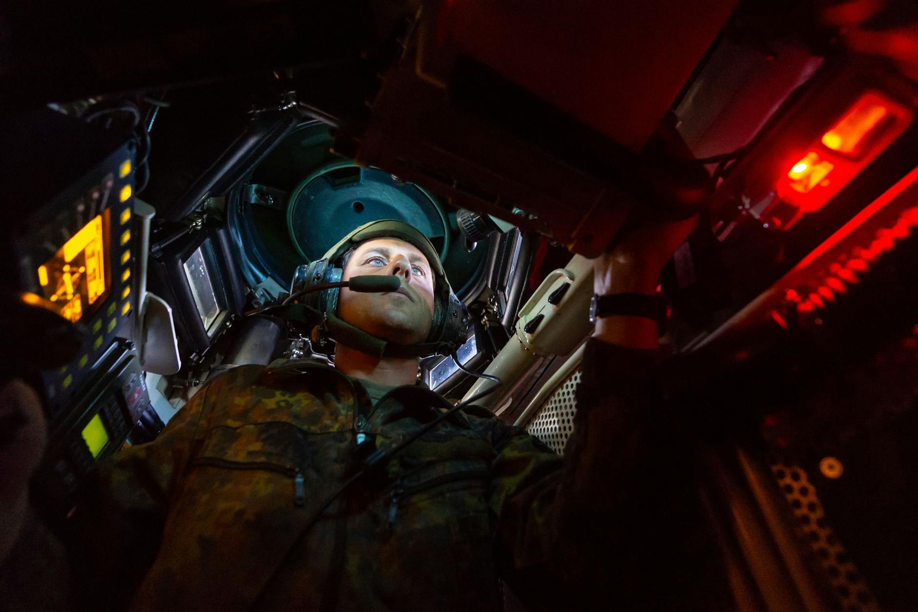 Ein Kommandant der Bundeswehr sitzt auf seinem Platz im Kampfpanzer vom Typ Leopard 2 A7.