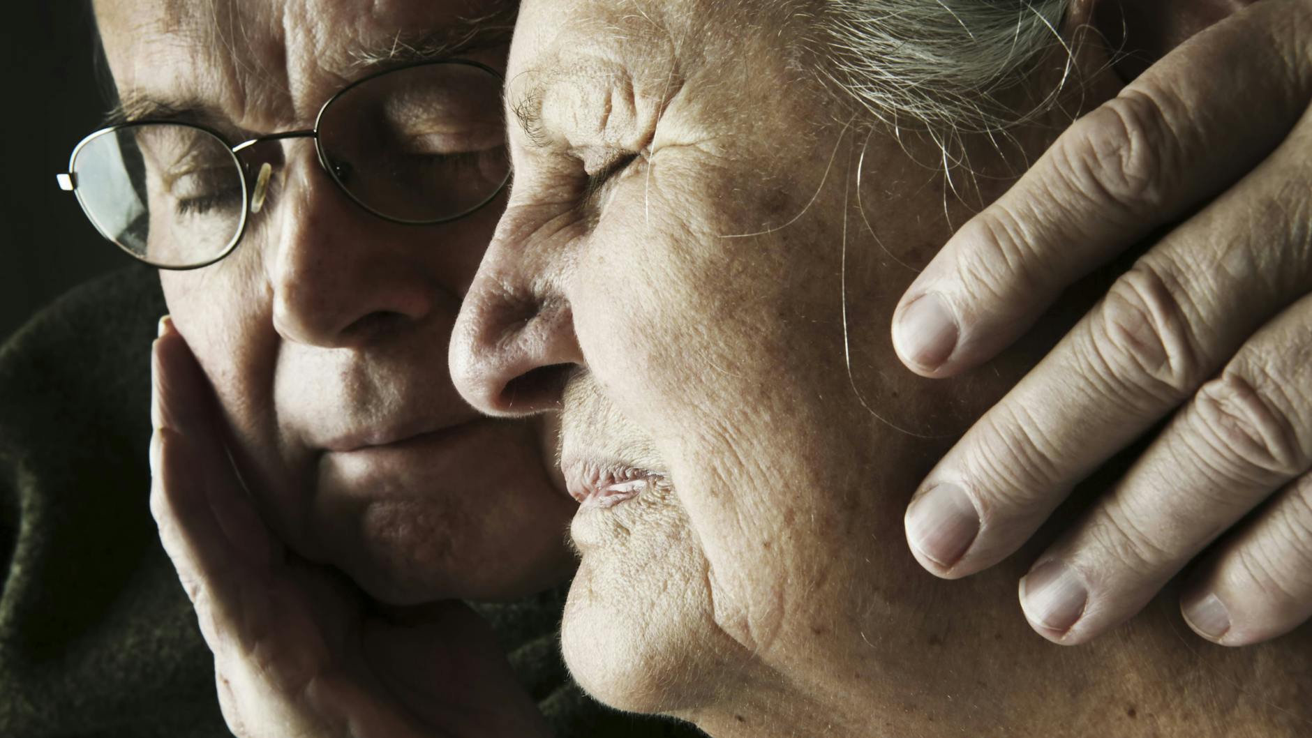 Eine alter Mann und eine alte Frau (Symbolbild)