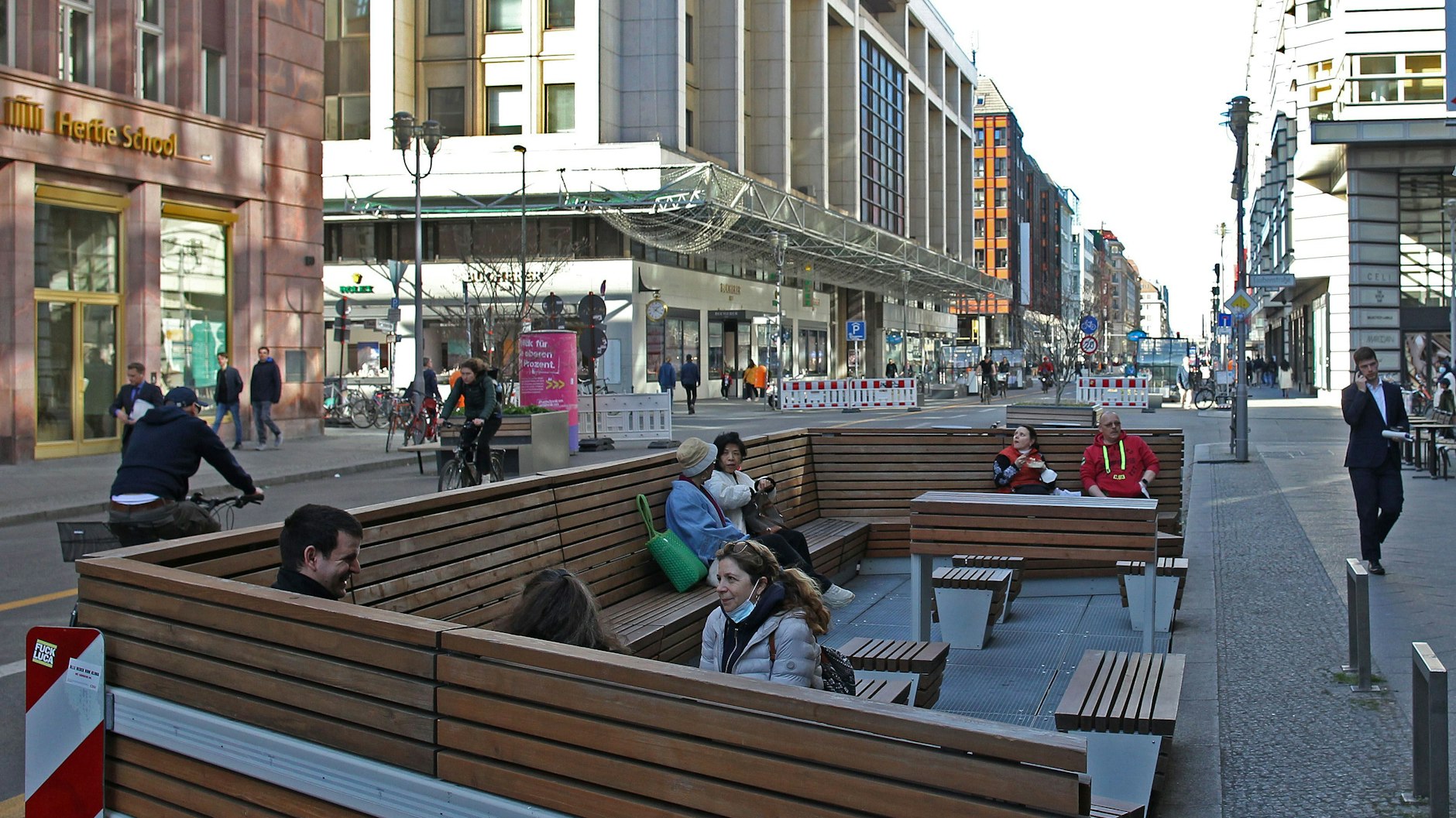 Flaniermeile oder Fehlplanung? Ein Abschnitt der Friedrichstraße ist seit Ende August 2020 für Kraftfahrzeuge gesperrt. Sitzgelegenheiten wie dieses Parklet stehen auf der Fahrbahn.