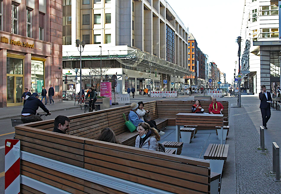 Flaniermeile oder Fehlplanung? Ein Abschnitt der Friedrichstraße ist seit Ende August 2020 für Kraftfahrzeuge gesperrt. Sitzgelegenheiten wie dieses Parklet stehen auf der Fahrbahn.
