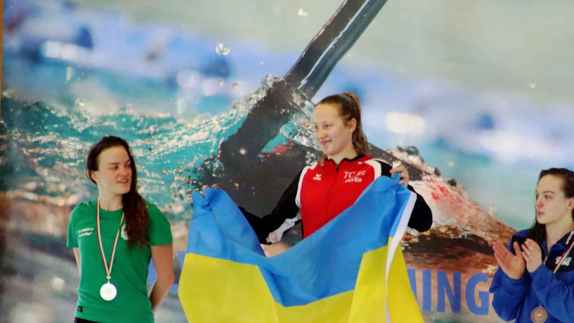 Beim Weltcup in Italien nahm die Berliner Flossenschwimmerin Johanna Schikora die ukrainische Fahne zur Siegerehrung aufs Podium mit.