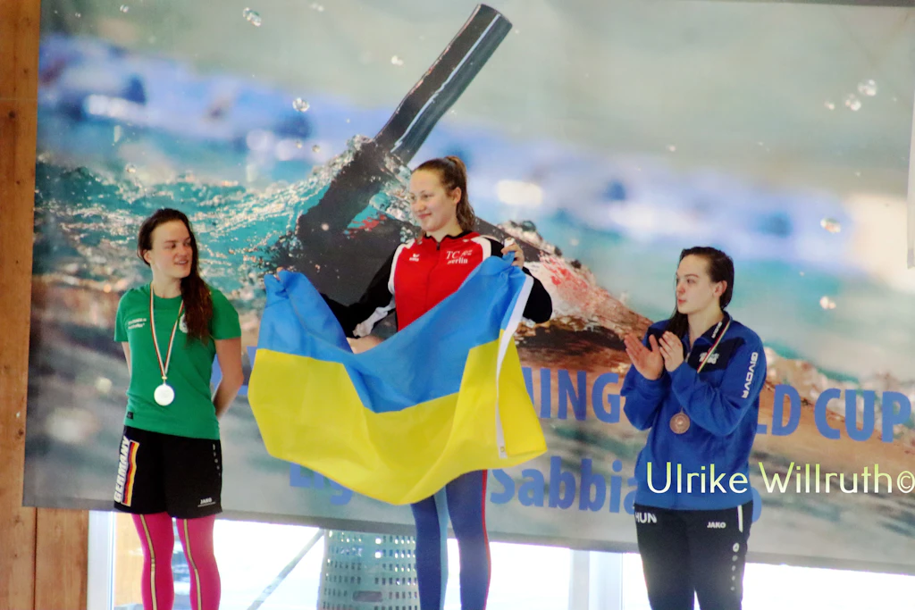 Flossenschwimmerin Johanna Schikora nimmt Konkurrentin aus der Ukraine auf