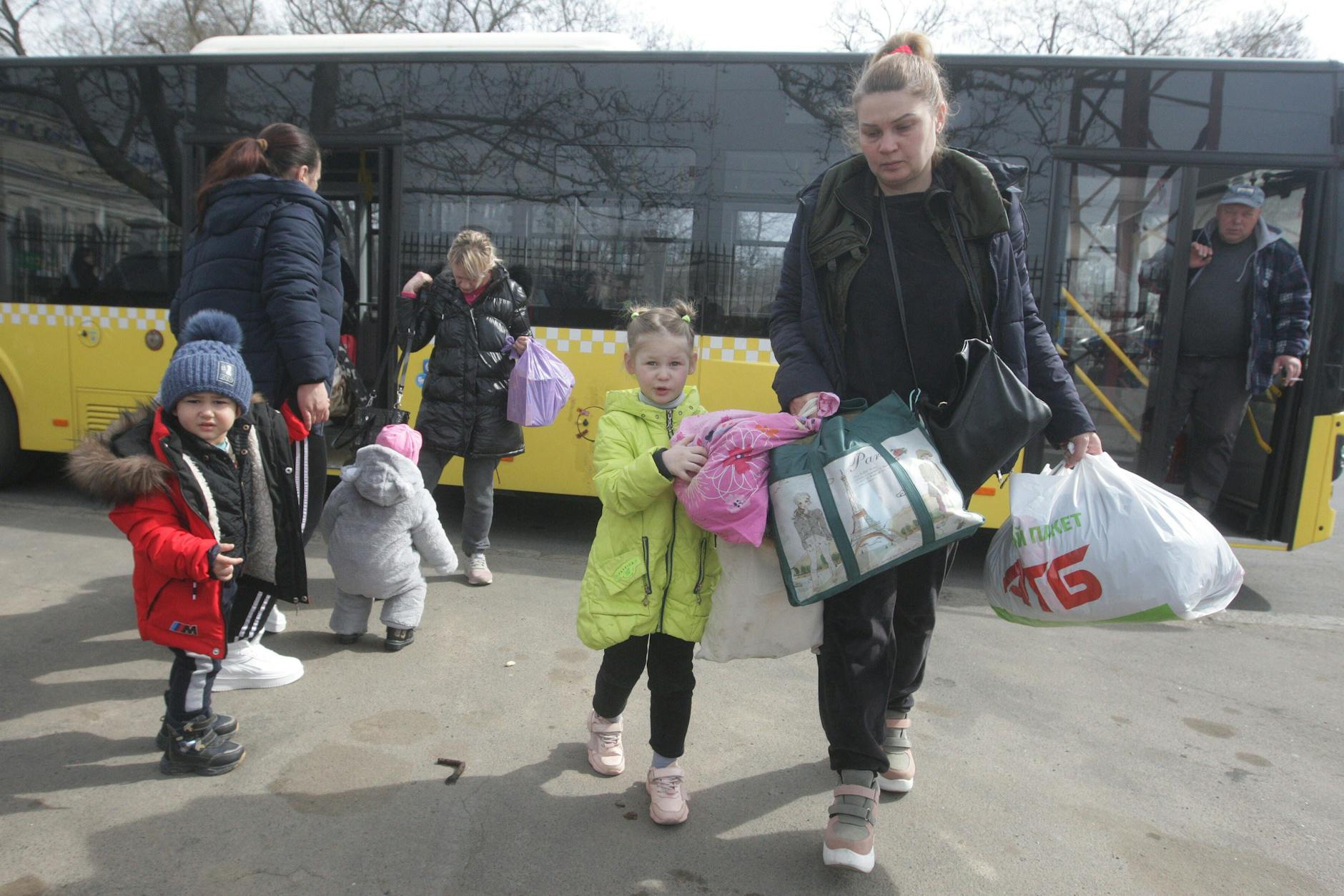 Die Busse sehen so aus wie in Berlin, gelbe Farbe inklusive. Dennoch keine Alltagsszene: Ankunft von Geflüchteten aus Mykolajiw in Odessa.