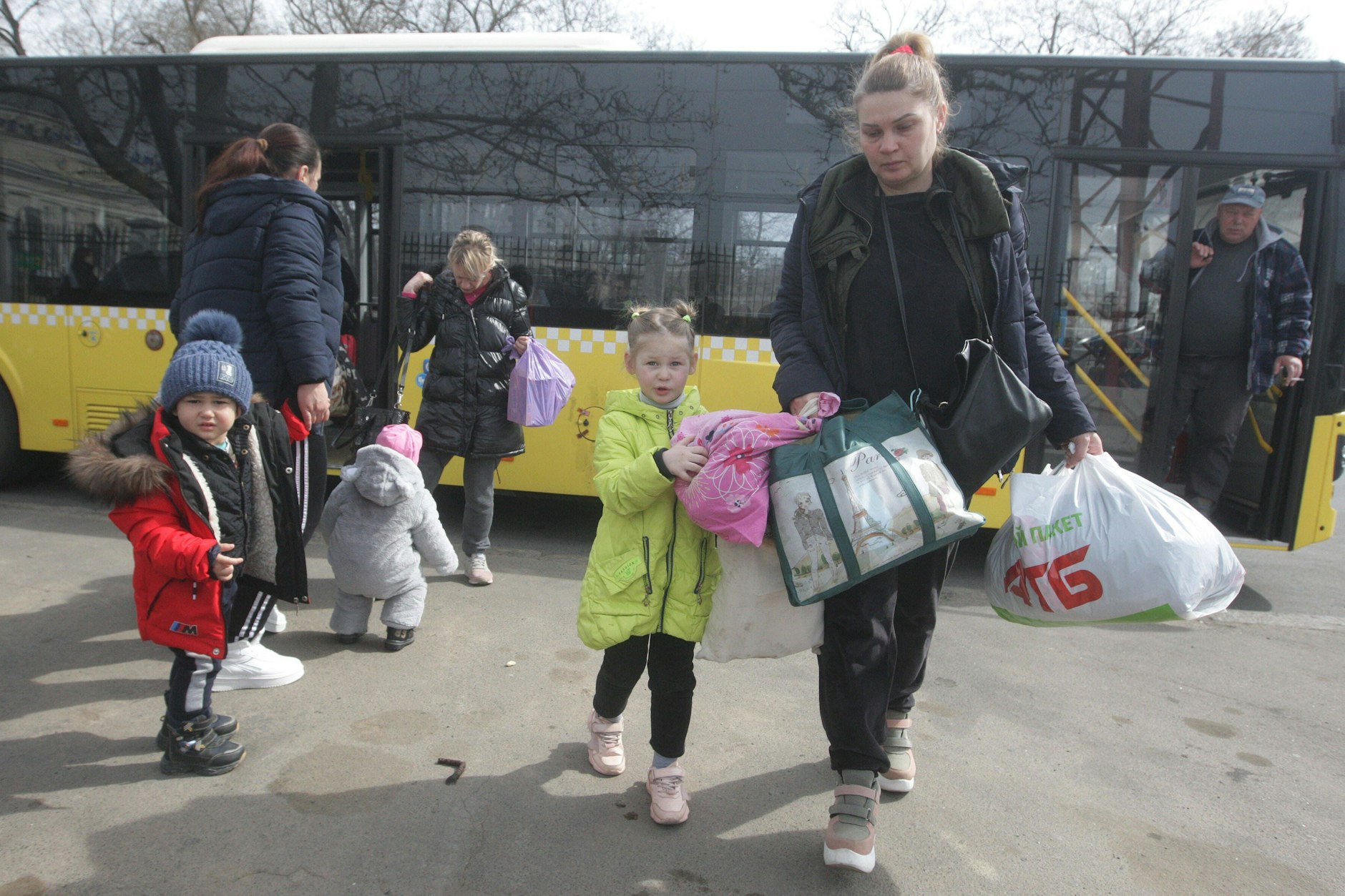 Die Busse sehen so aus wie in Berlin, gelbe Farbe inklusive. Dennoch keine Alltagsszene: Ankunft von Geflüchteten aus Mykolajiw in Odessa.