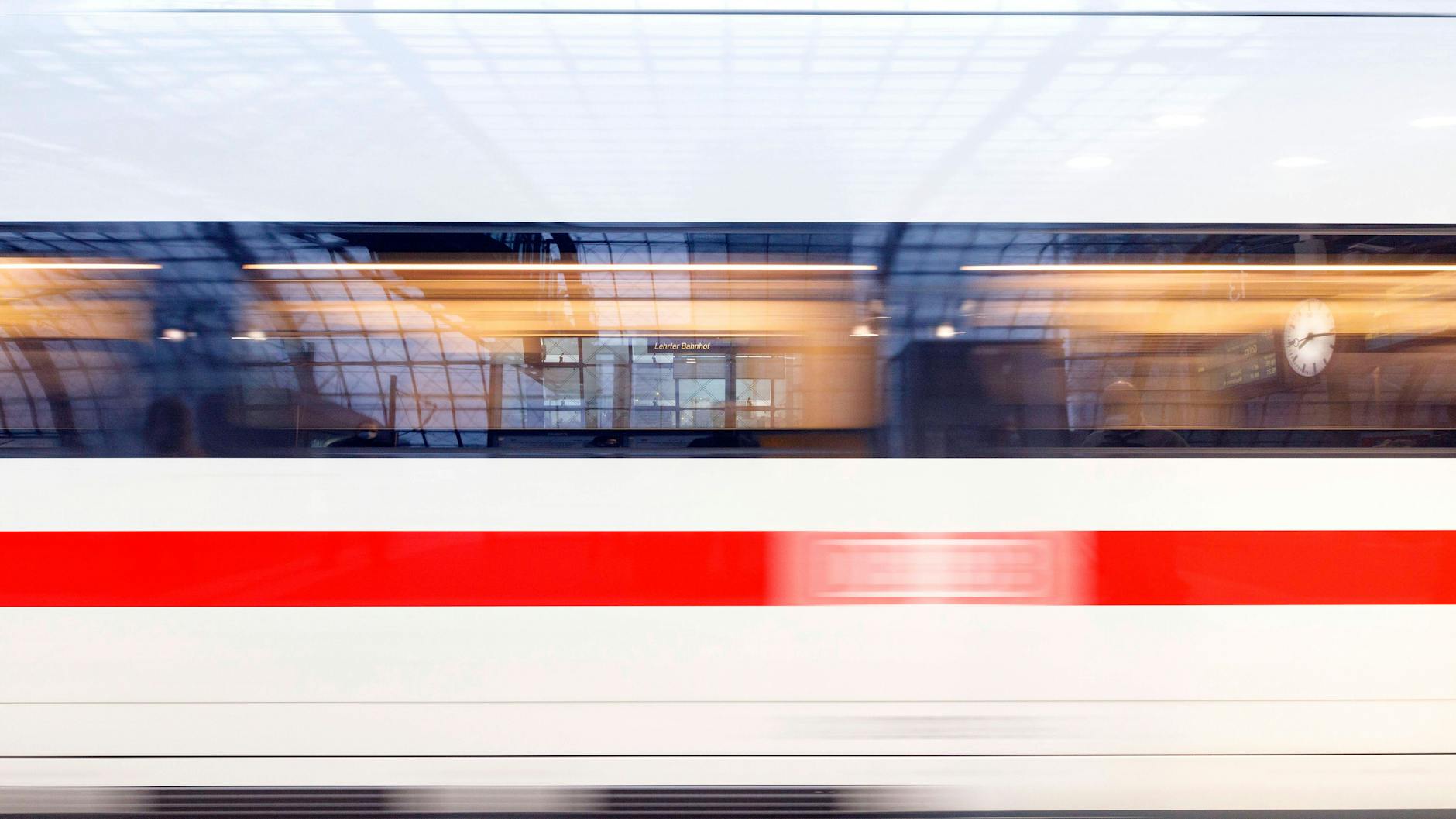 Ein ICE fährt ein (Symbolbild).