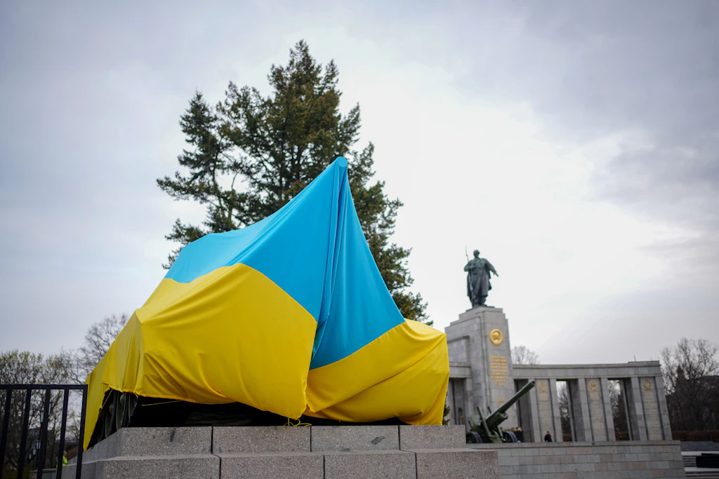 Berlin: Panzer am Sowjetischen Ehrenmal mit Ukraine-Fahnen verhüllt