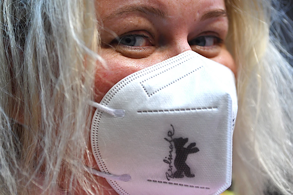Eine Frau mit Maske.