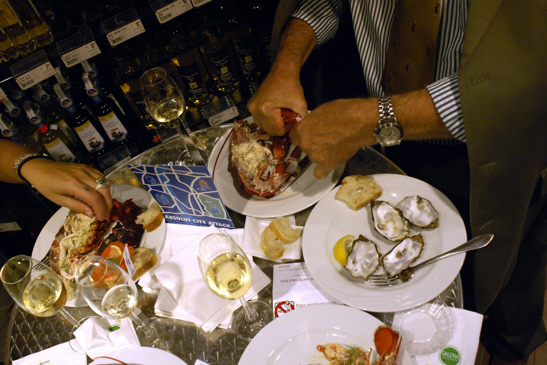 Die Rolex locker am Handgelenk und draußen parkt der Mercedes 500SL, so schön war's in der alten BRD: In der Münchener Galeria-Kaufhof-Filiale trafen sich 2005 Anwälte, Zahnärzte und Prominente, um gemeinsam Meeresfrüchte zu genießen. Immer dabei: die Auster.