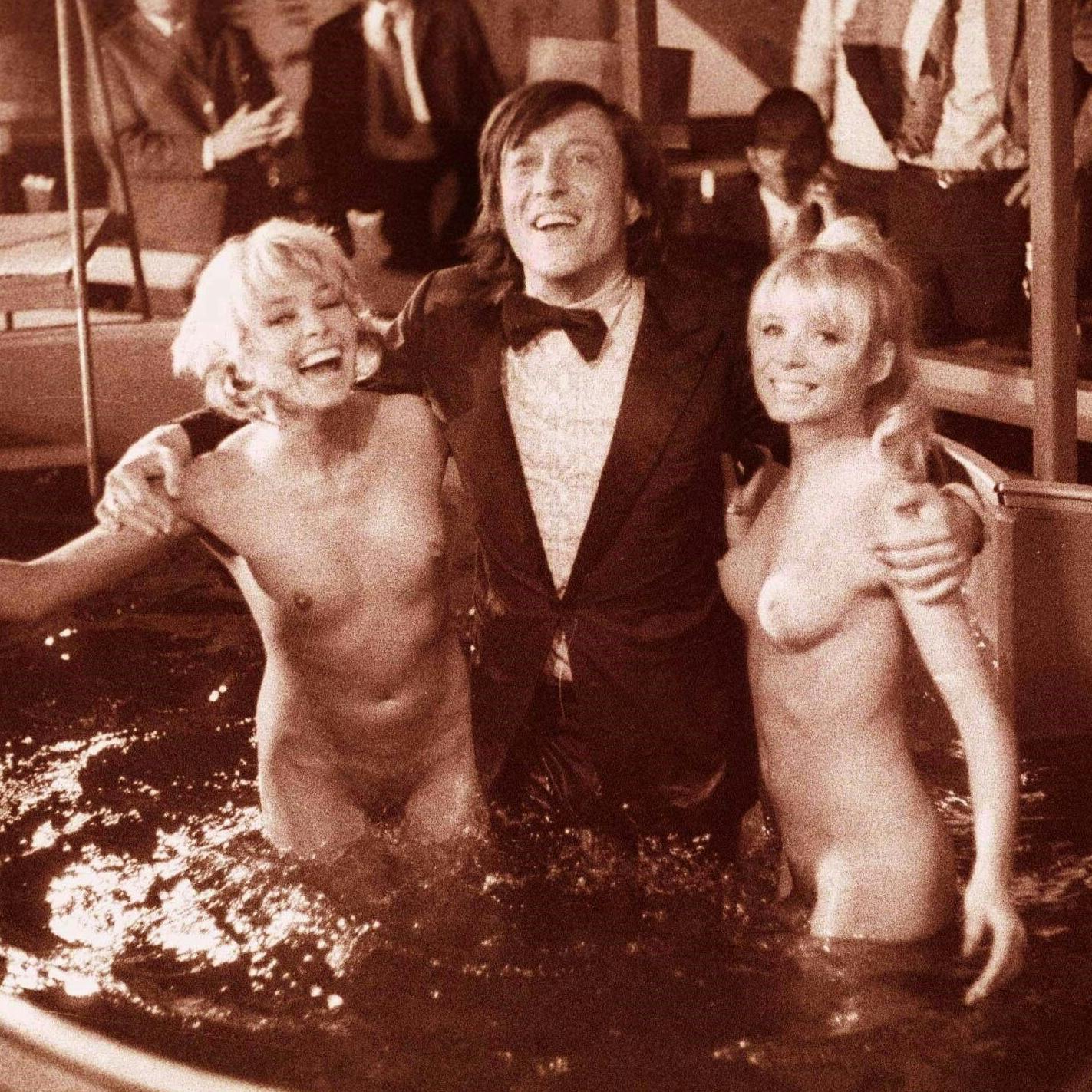 Playboy Rolf Eden mit Ingrid Steeger und Monika Marc in den 1970er-Jahren.