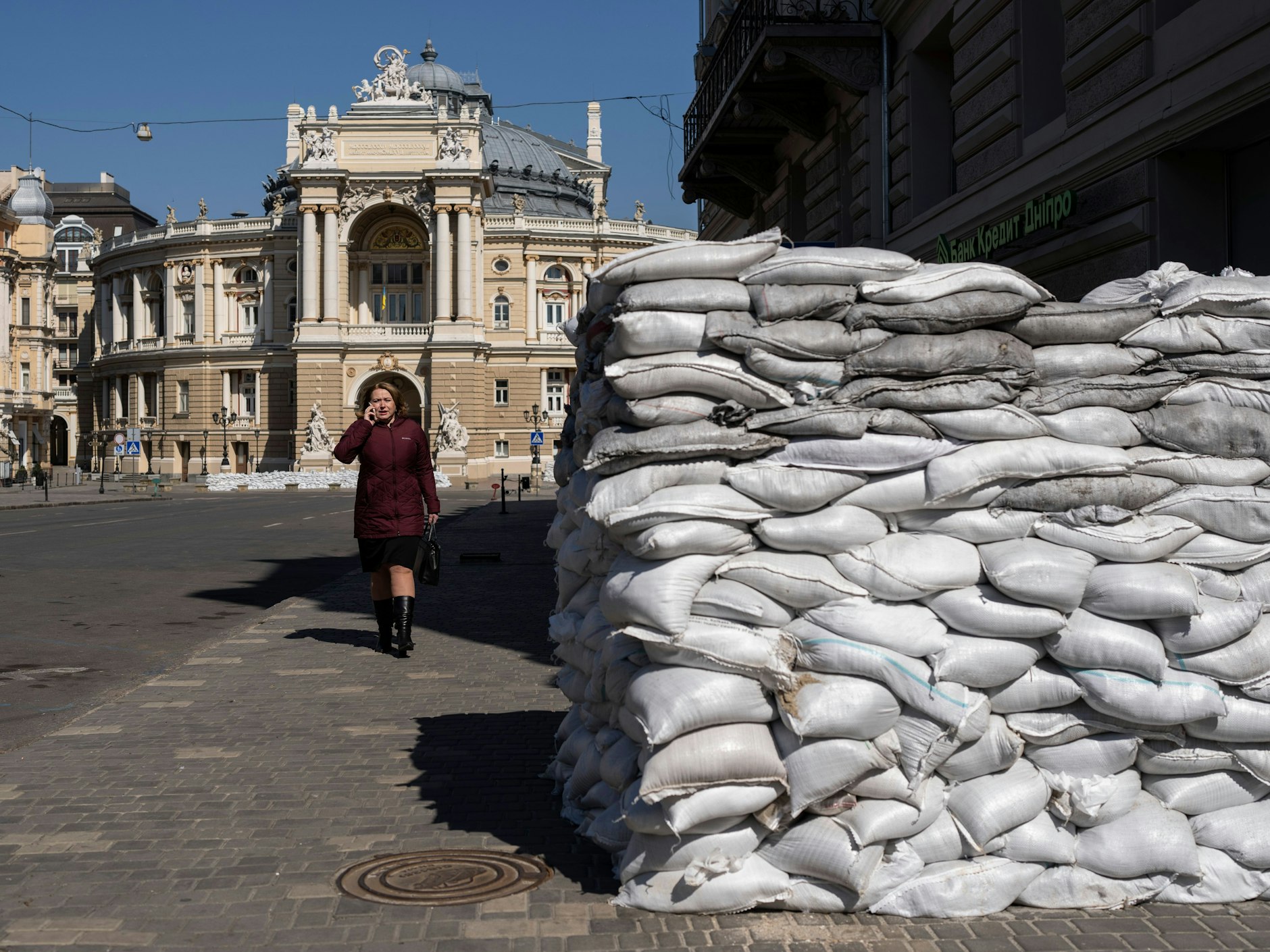 Das Theater für Oper und Ballett in Odessa. Von den Sandsäcken einmal abgesehen: Das Gebäude könnte auch in, sagen wir, Dresden stehen.