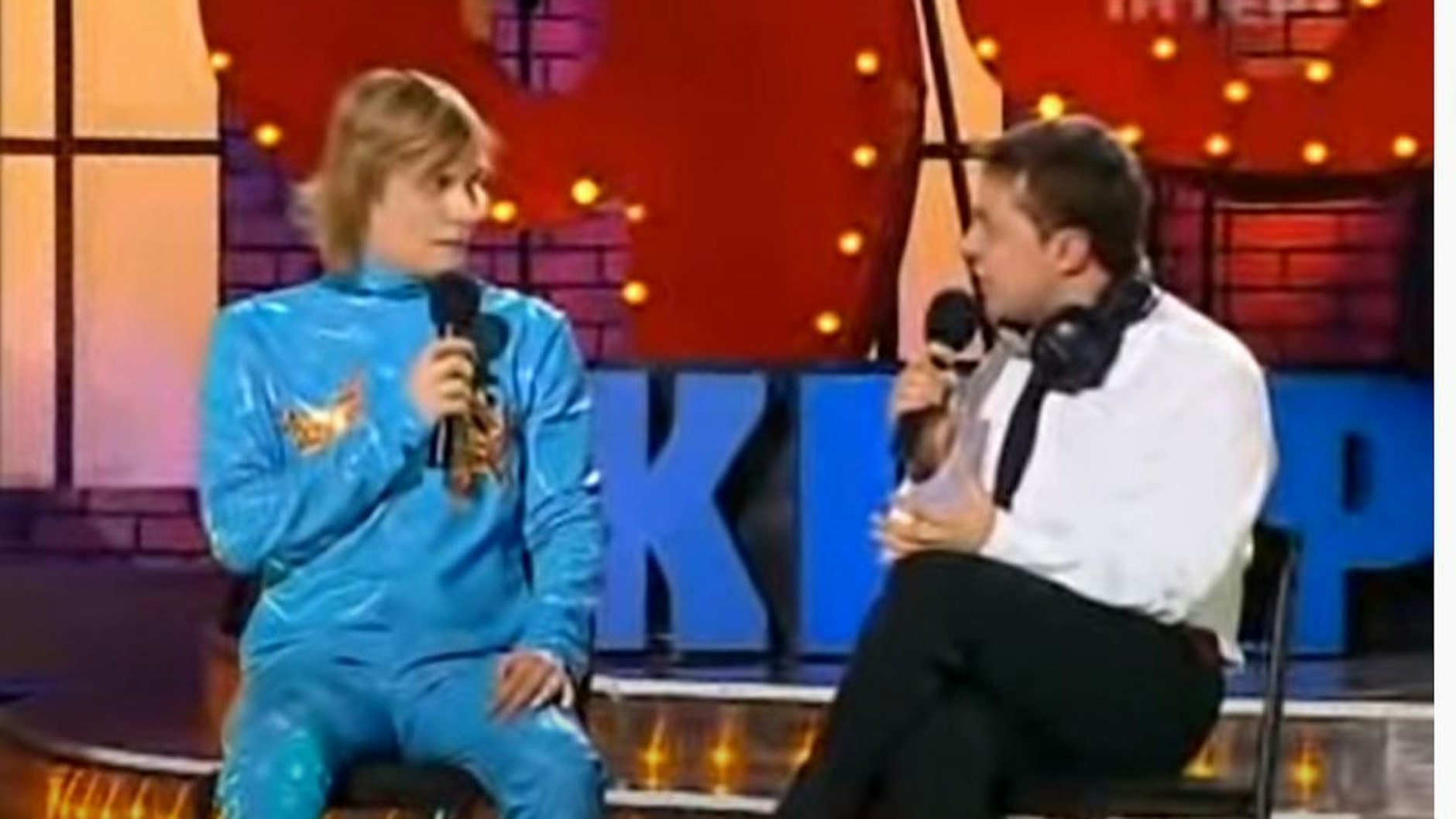 Selenskyj macht sich neben einer Parodie von Zi Faámelu in seiner früheren Comedy-Show über die Sängerin lustig.