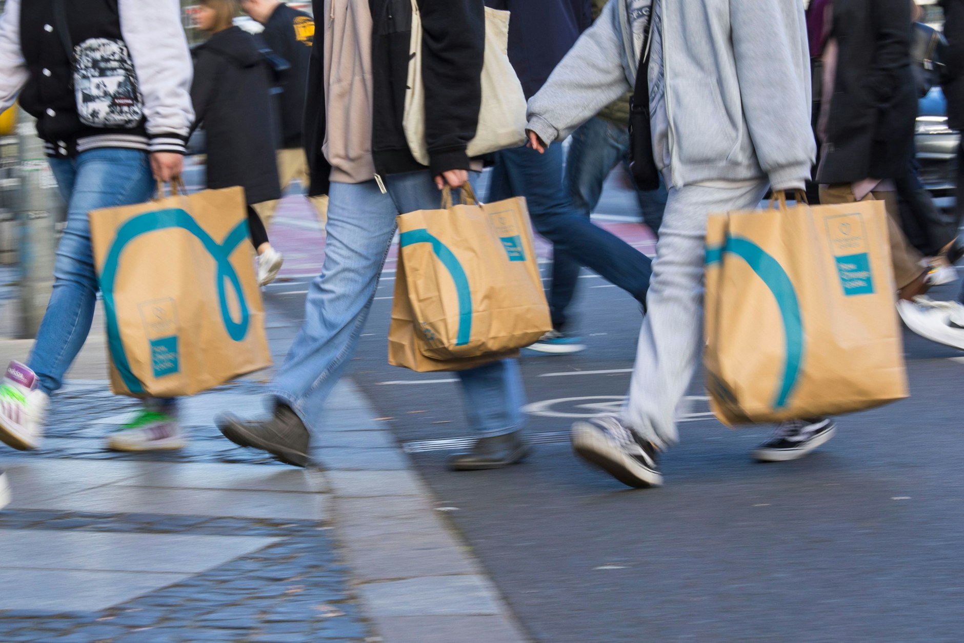 Passanten vor dem Alexa-Einkaufscenter in Berlin