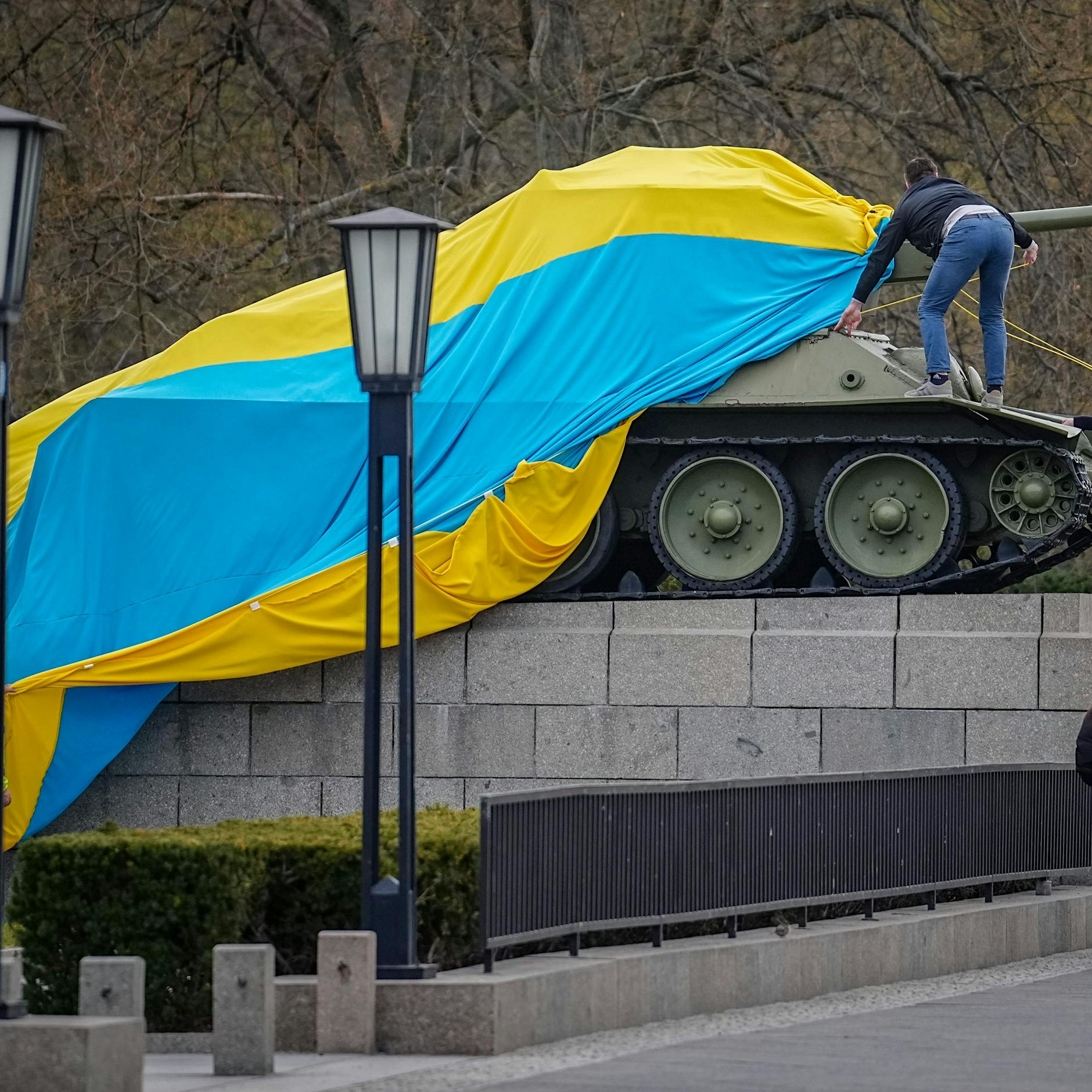 Fahnen-Protest gegen Putins Krieg: Ukraine-Farben über Sowjetpanzern am Ehrenmal in Tiergarten - Russland schäumt, aber Berlins Polizei will nicht ermitteln!