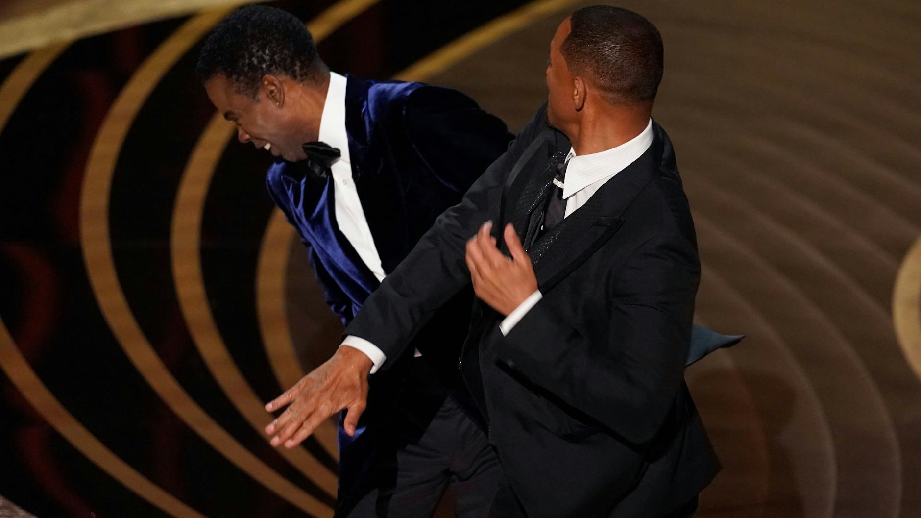 Will Smith ohrfeigt während der Oscar-Verleihung Moderator Chris Rock auf der Bühne.