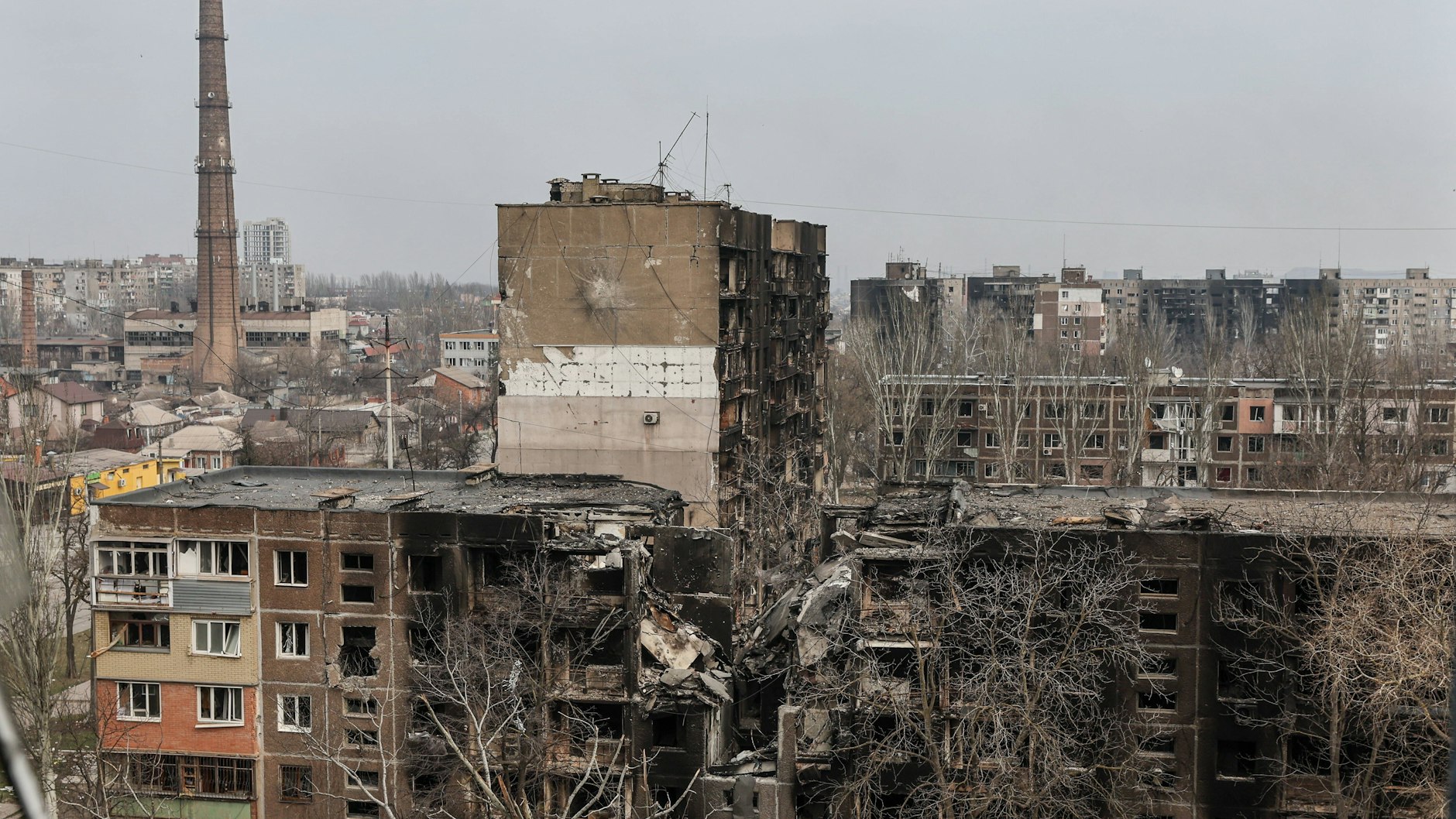 Zerstörte Wohnblocks in Mariupol.&nbsp;Russland will nach eigenen Angaben an diesem Freitag einen neuen Anlauf für einen humanitären Korridor aus der umkämpften ukrainischen Hafenstadt Mariupol nehmen.