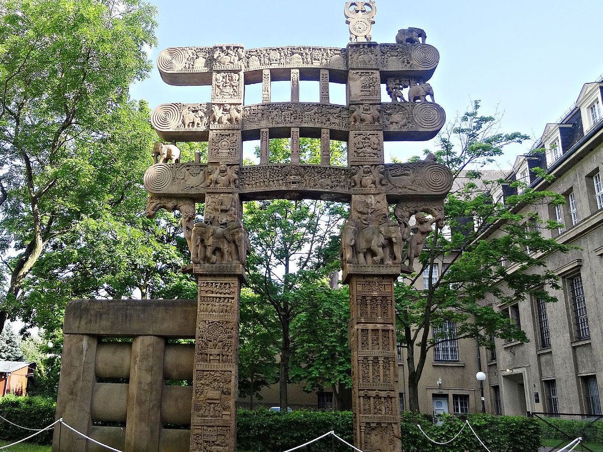 Das Ost-Tor des Großen Stupa von Sanchi als Kunststein-Abguss im Freigelände des ehemaligen Standorts des Ethnologischen Museums in Dahlem. Als neu anzufertigende Sandsteinkopie soll es an die Lustgartenseite des Berliner Schlosses.